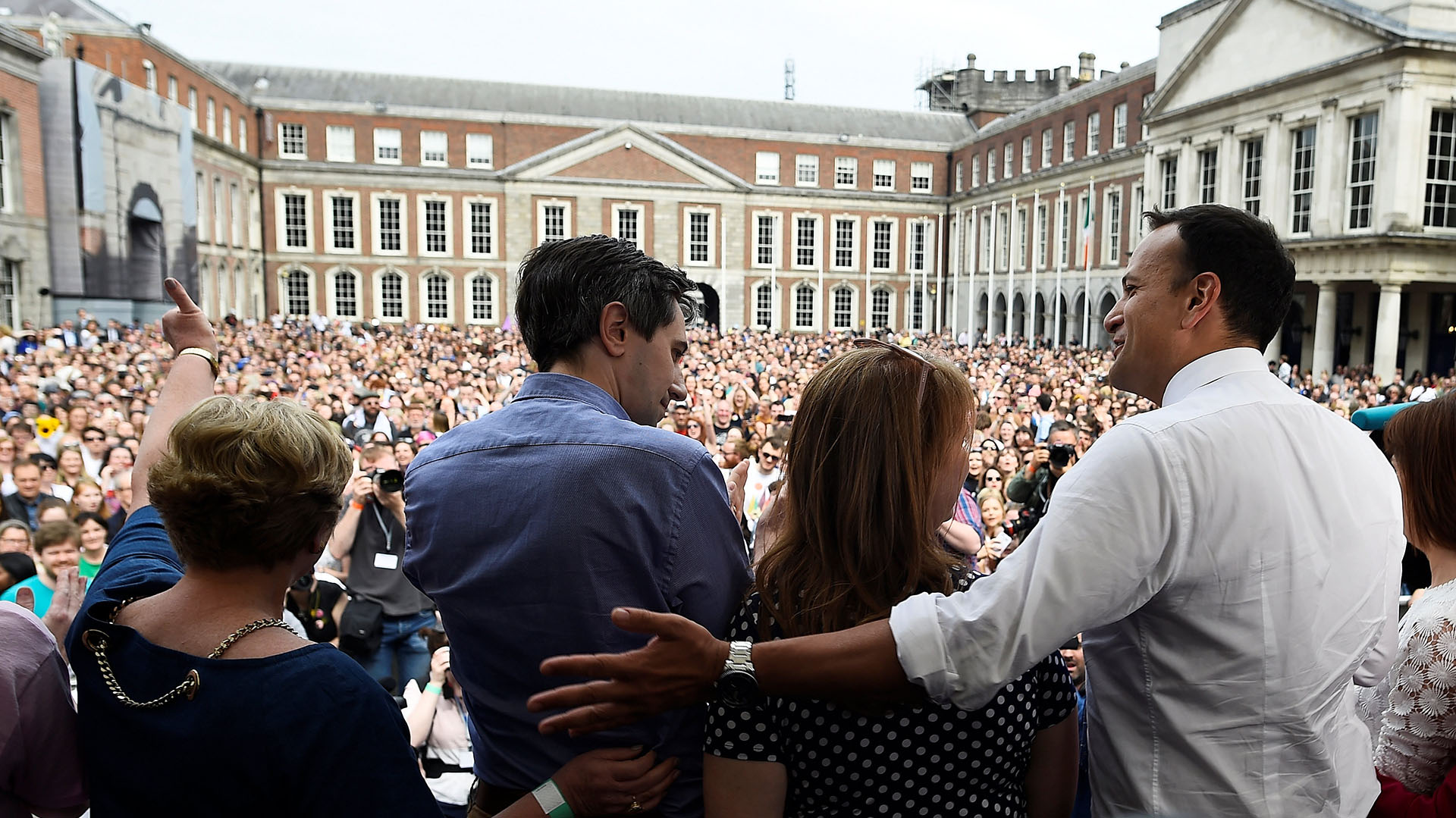 El primer ministro irlandés Leo Varadkar llega a dar un discurso durante los festejos por el resultado del referéndum que liberalizará el aborto en Dublin (REUTERS/Clodagh Kilcoyne)