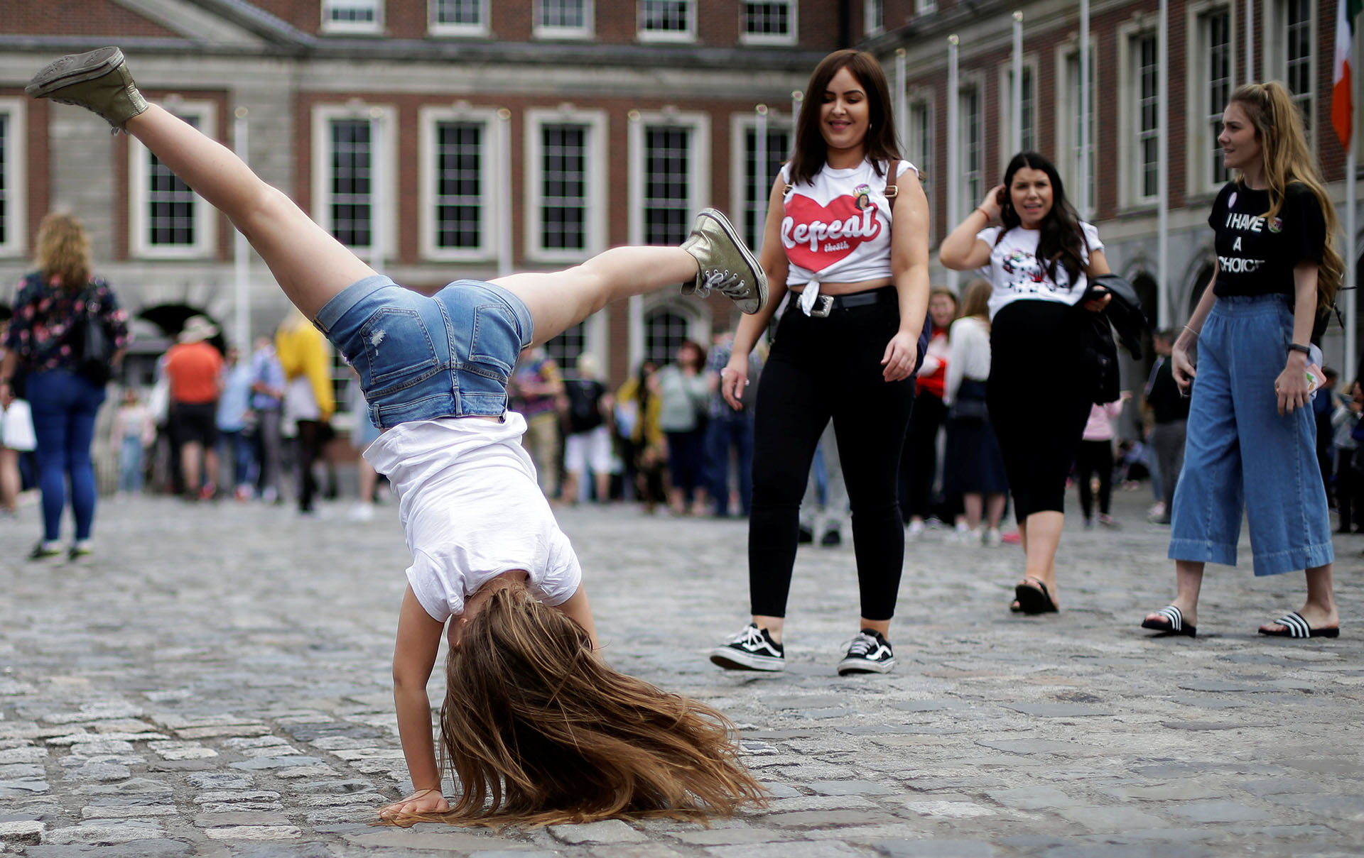 La gente celebra los resultados del referéndum que abrirá las puertas a la legalización del aborto en Irlanda, uno den los países con legislación más restrictiva de Europa (REUTERS/Max Rossi)