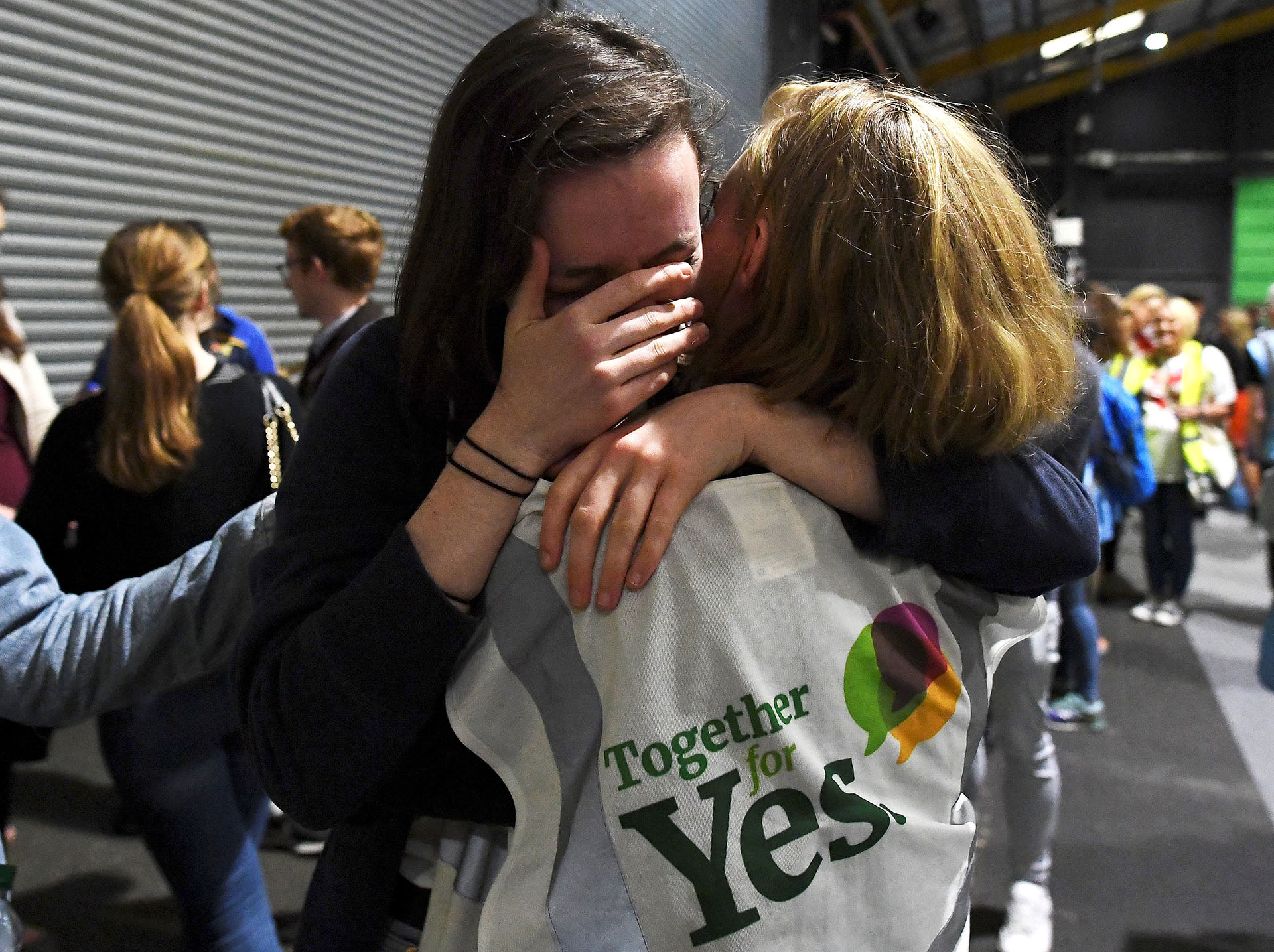 Activistas reaccionan emocionadas a los resultados del referéndum en uno de los centros de votación (REUTERS/Clodagh Kilcoyne)