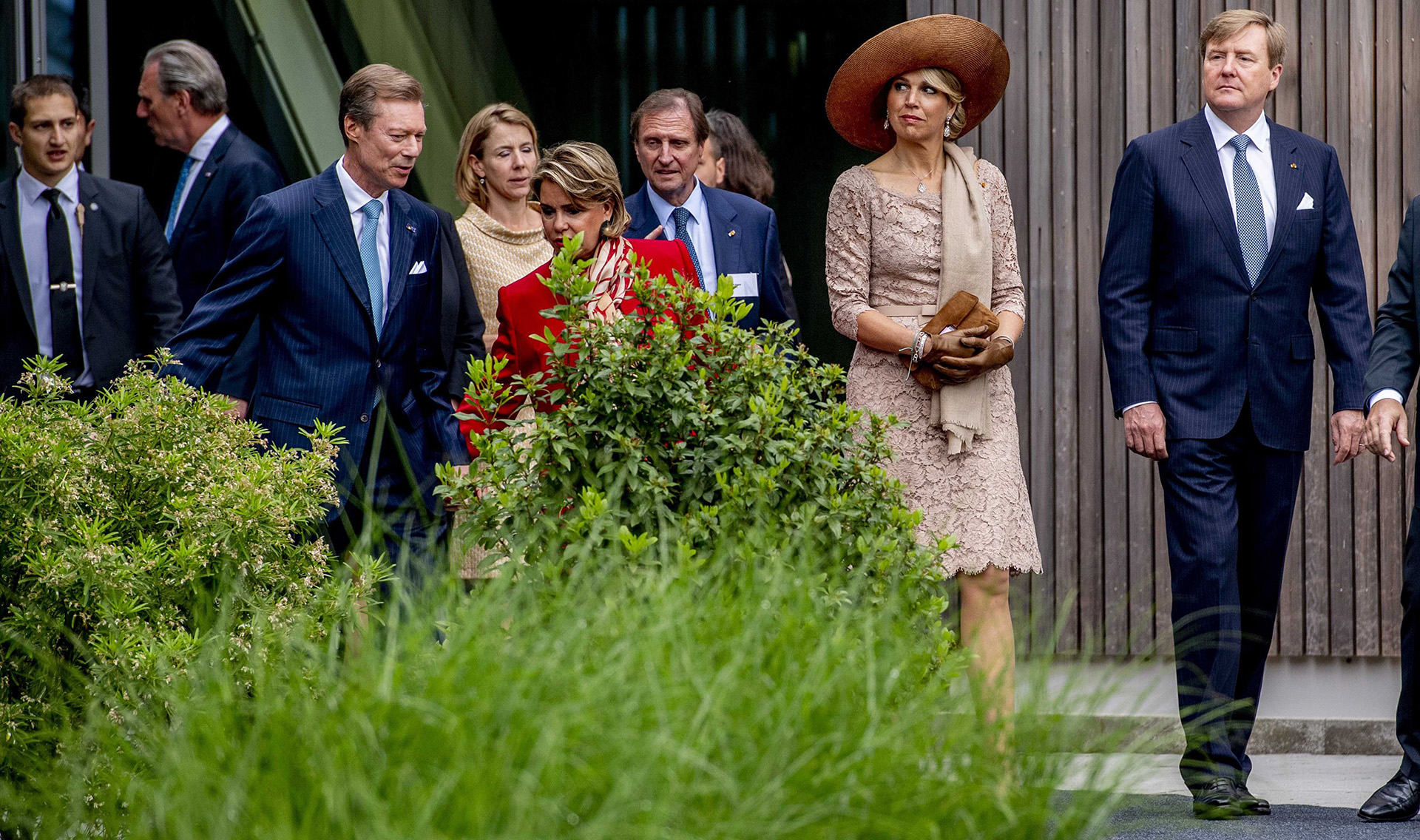 Una vez más, Máxima brilló con su estilo; en esta ocasión, un elegante vestido “nude” de encaje que combinó a la perfección con una chalina