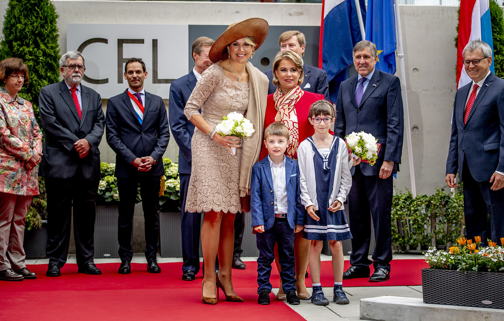 Junto a la gran duquesa de Luxemburgo, Maria-Teresa, Máxima de Holanda posa en su visita a una empresa en Dudelange