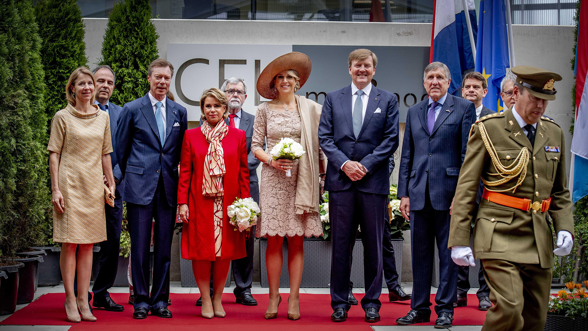 Sus stilettos, así como los guantes, el clutch y el sombrero fueron elegidos en tonos marrones