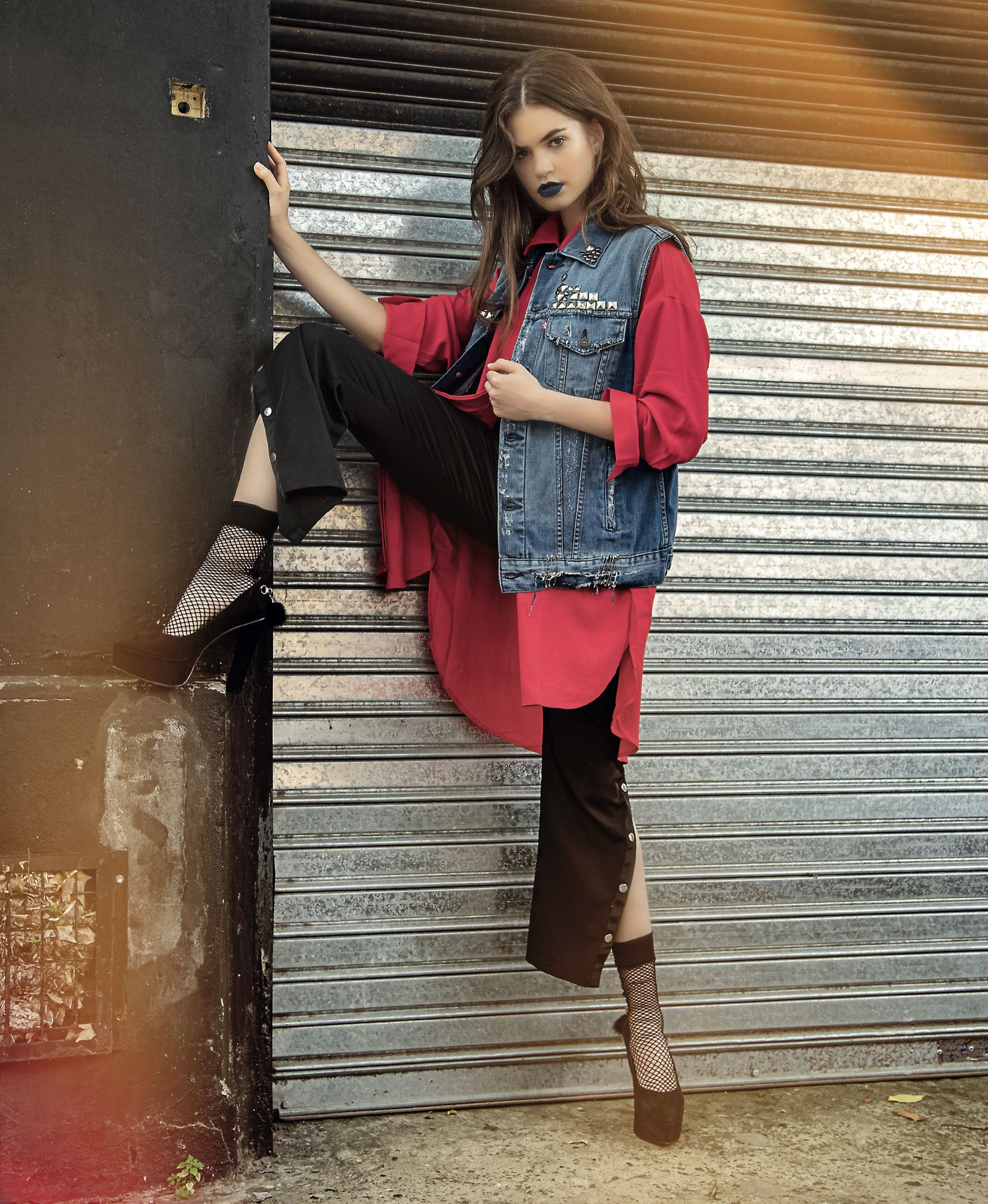 Chaleco de jean con tachas (Levi’s), camisa larga irregular ($ 2.389, Melocotón), pantalón con abrojos ($ 1.290, Basement para Falabella) y stilettos de gamuza con aplique (The Bag Belt). (Foto: Juan Jauregui/ Para Ti)
