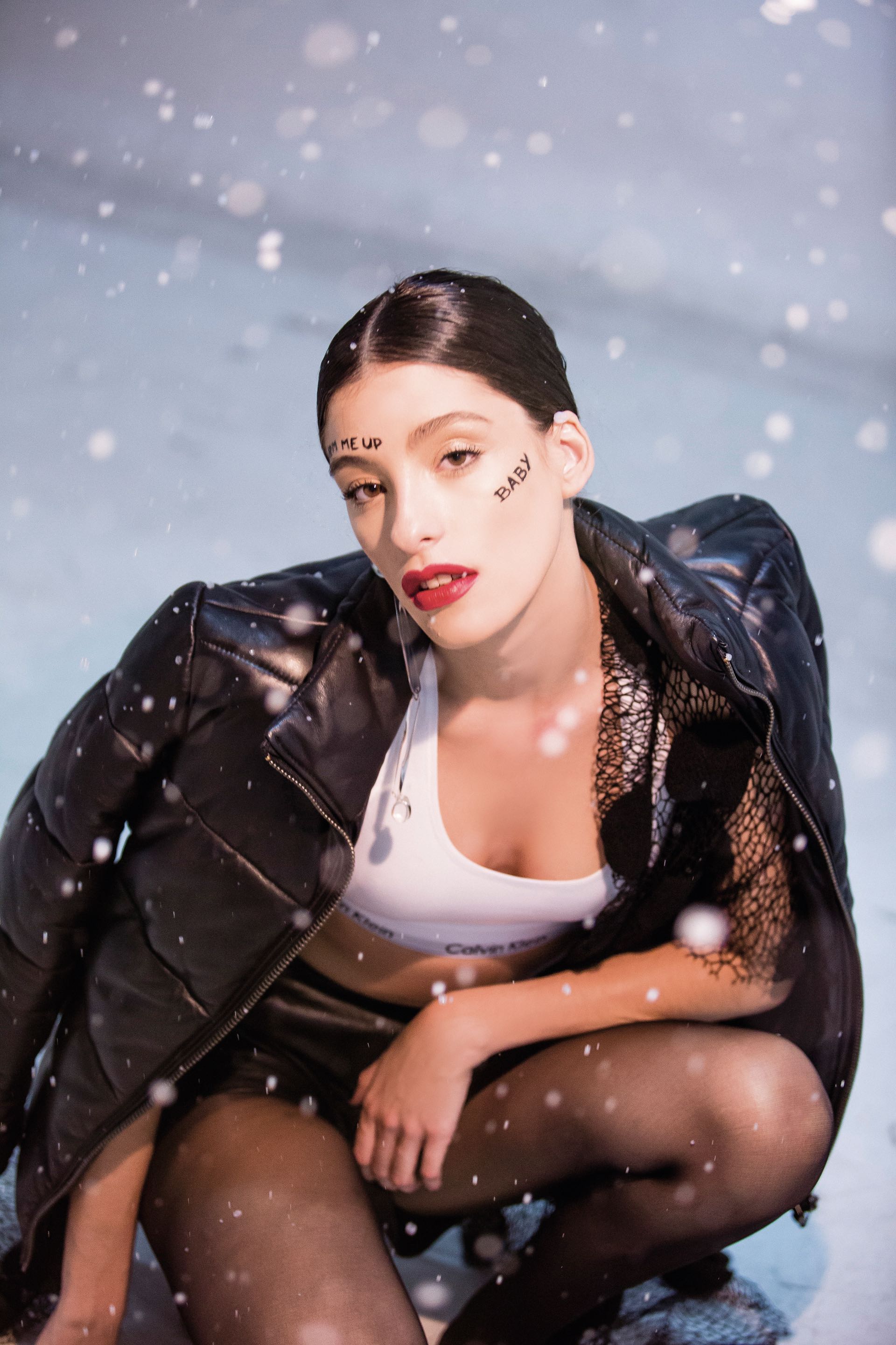 Campera de cuero (Cher), top ($ 798, Calvin Klein), short de cuero ($ 6.896, Giesso) y medias translúcidas (Silvana Swiss Origin). (Foto: Osky Sorairez/ Para Ti)