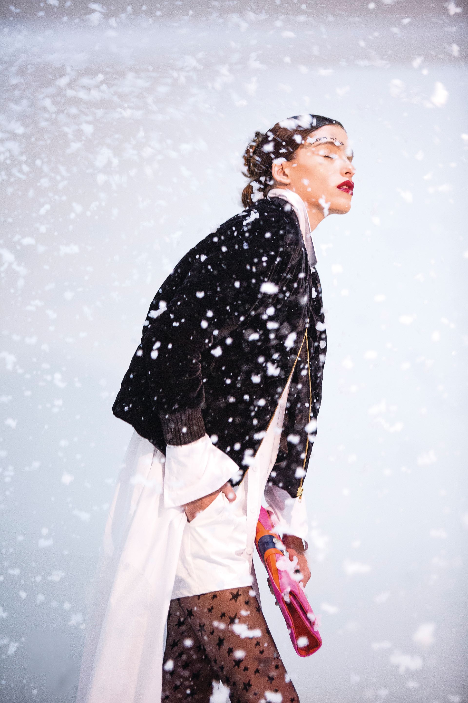 Campera de pana ($ 6.600, Carmela Achaval), camisa larga y short ($ 4.890 y $ 1.390, Tramando), medias estrella ($ 279, Silvana Swiss Origin) y sobre ($ 2.800, Olivetta). (Foto: Osky Sorairez/ Para Ti)