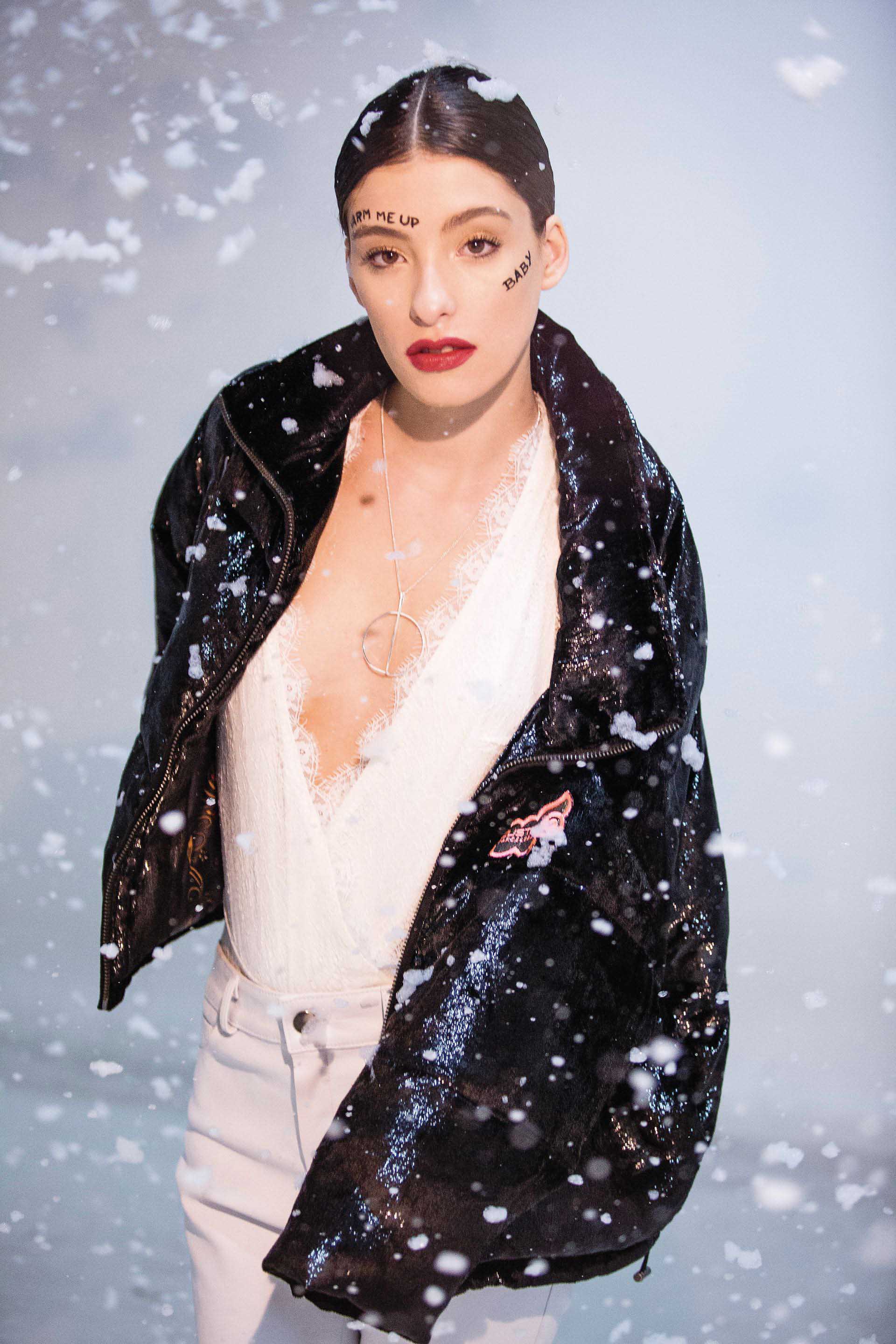 Campera charolada ($ 7.380, Custo Barcelona), body ($ 2.850, Naíma), pantalón de cuero ($ 13.790, Trosman) y collar ($ 490, Mai Cassal). (Foto: Osky Sorairez/ Para Ti)