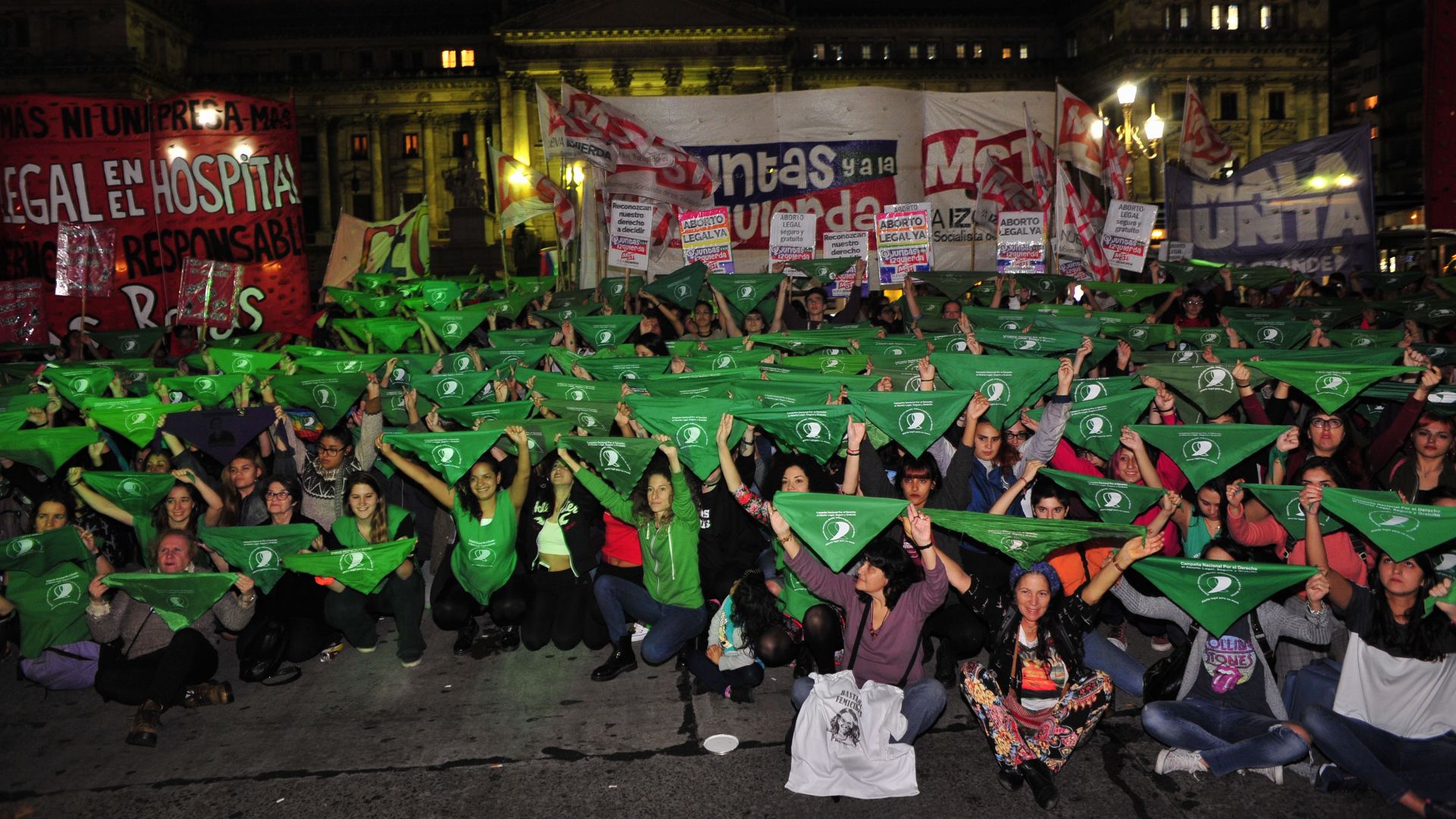 Durante el debate parlamentario del proyecto de ley para la interrupción voluntaria del embarazo se multiplicaron en el país las manifestaciones con los pañuelos verdes (Patricio Murphy)