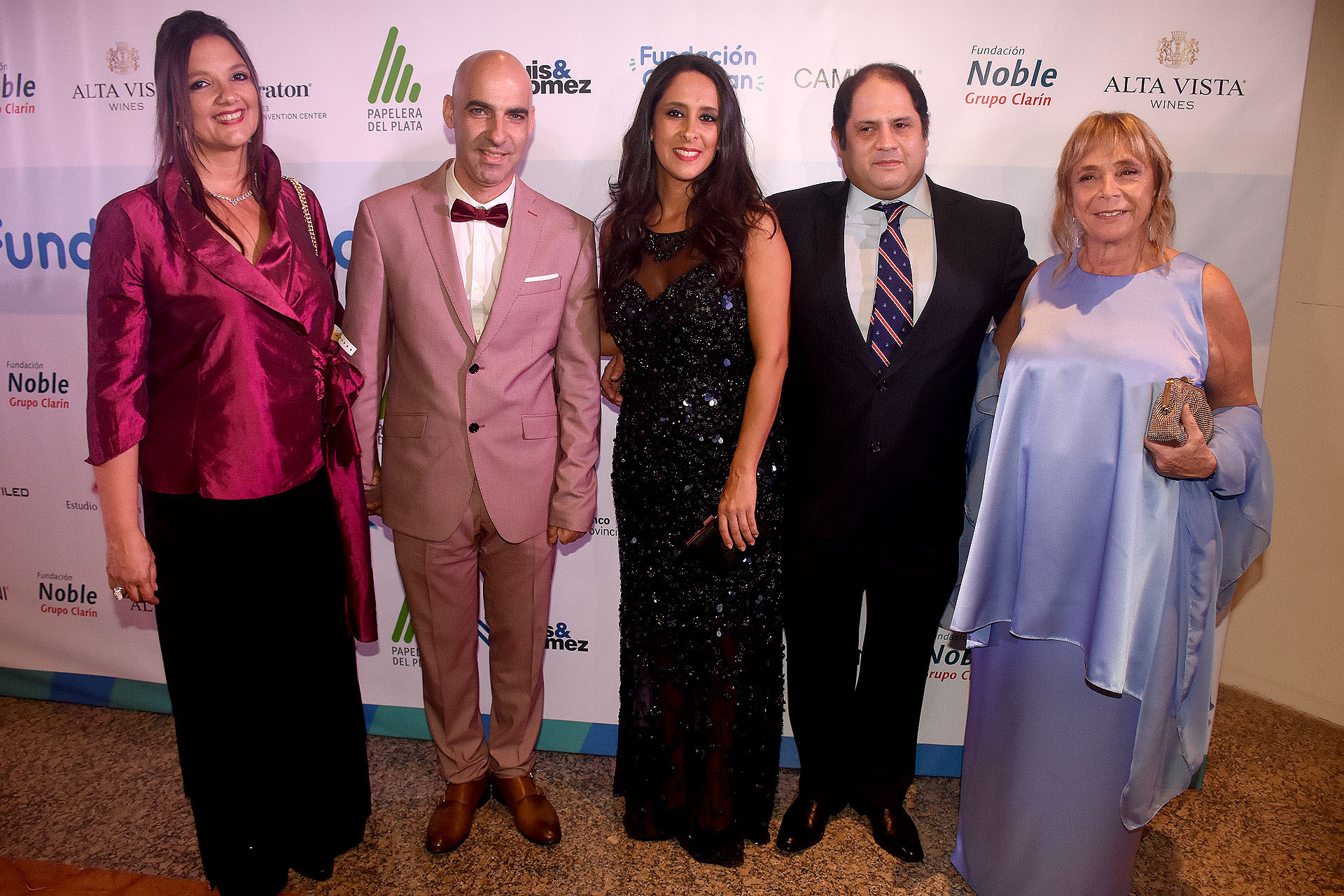 El presidente del Consejo de Administración del Hospital de Pediatría Garrahan, Carlos Kambourian, junto a Vanesa y Felipe Noble Herrera, y Beatriz Reznik, directora de relaciones institucionales de Fundación Garrahan