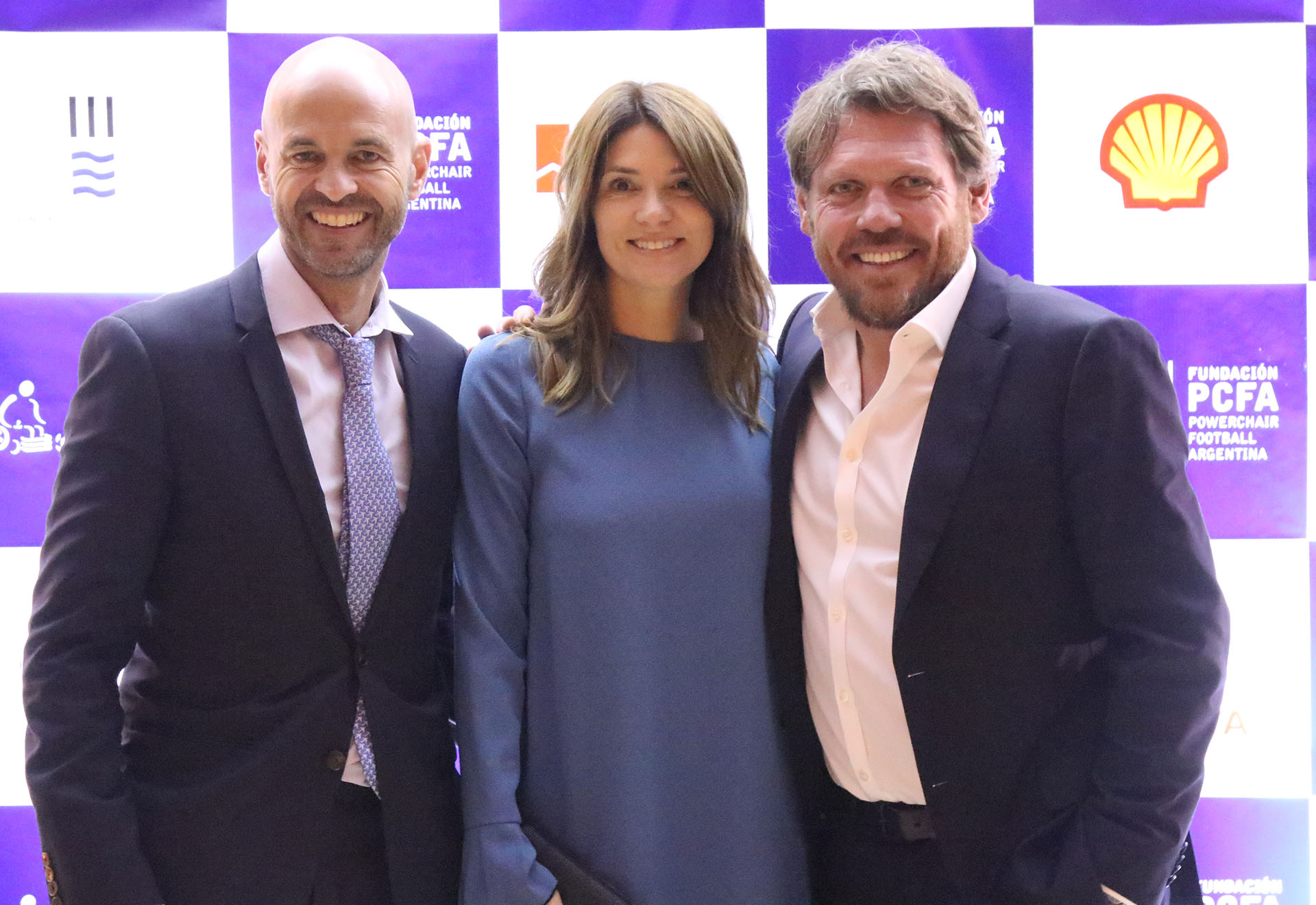 El ministro de Transporte, Guillermo Dietrich y su mujer, Javiera Álvarez Echagüe, junto a Mariano Zegarelli, fundador de Powerchair Football Argentina