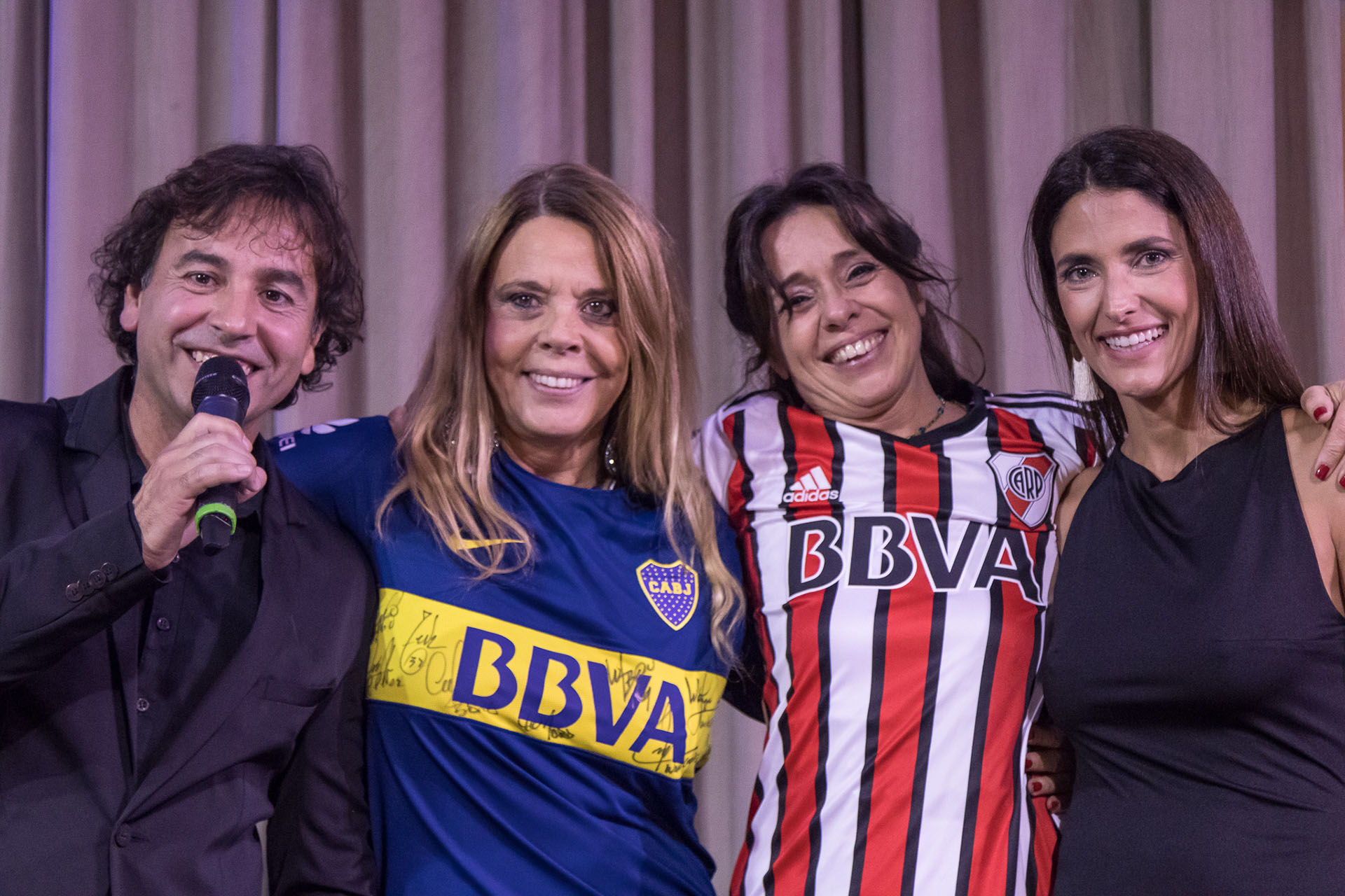 Gonzalo Rodríguez y Alejandra Martínez realizaron la subasta de experiencias a beneficio de la Fundación, acompañados por Silvana González y Viviana Oneto