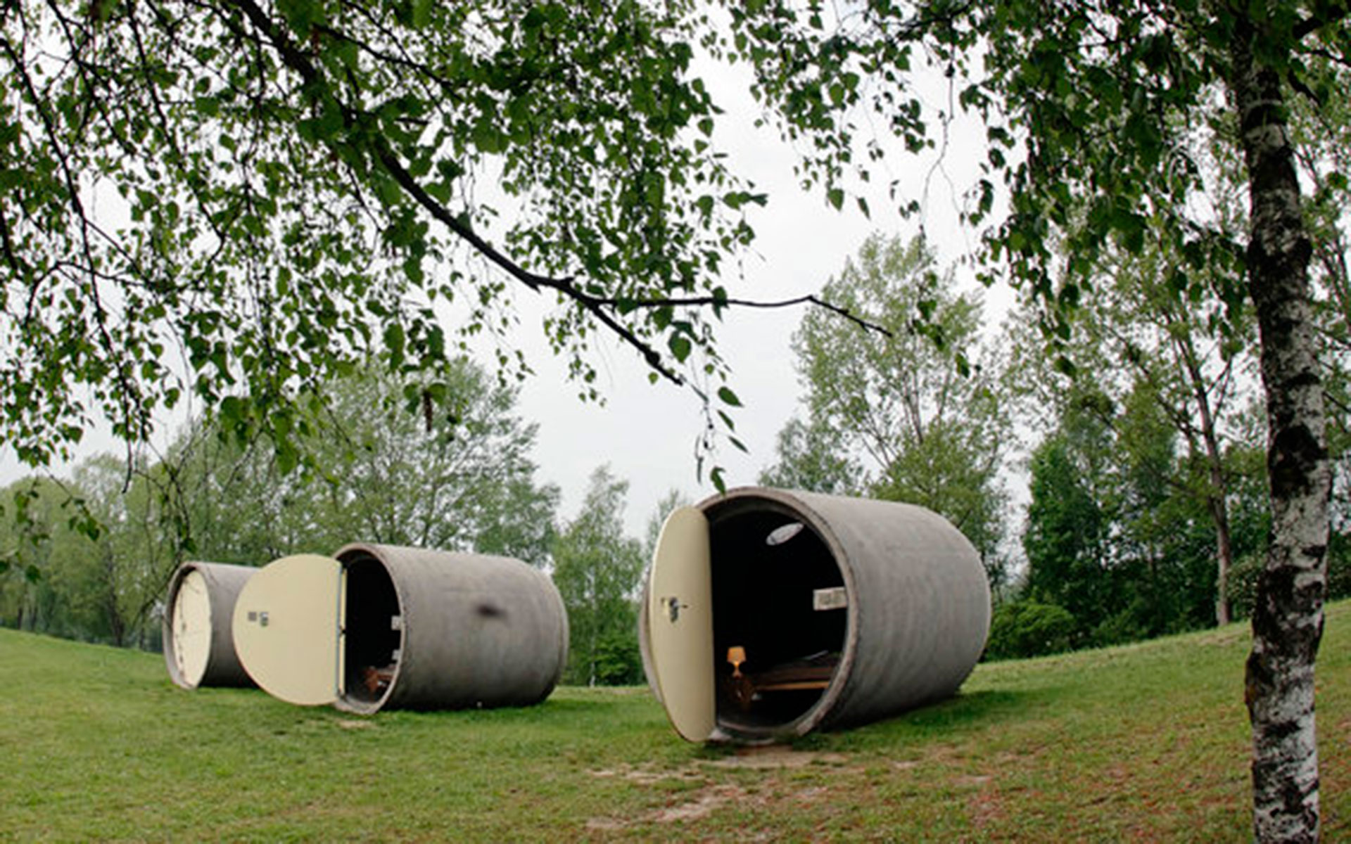 Dasparkhotel (Ottensheim, Austria). Consiste en viejos caños de desagüe convertidos en habitaciones, que están distribuidas en un parque público. Se paga lo que el huésped decida (REUTERS/Heinz-Peter Bader)