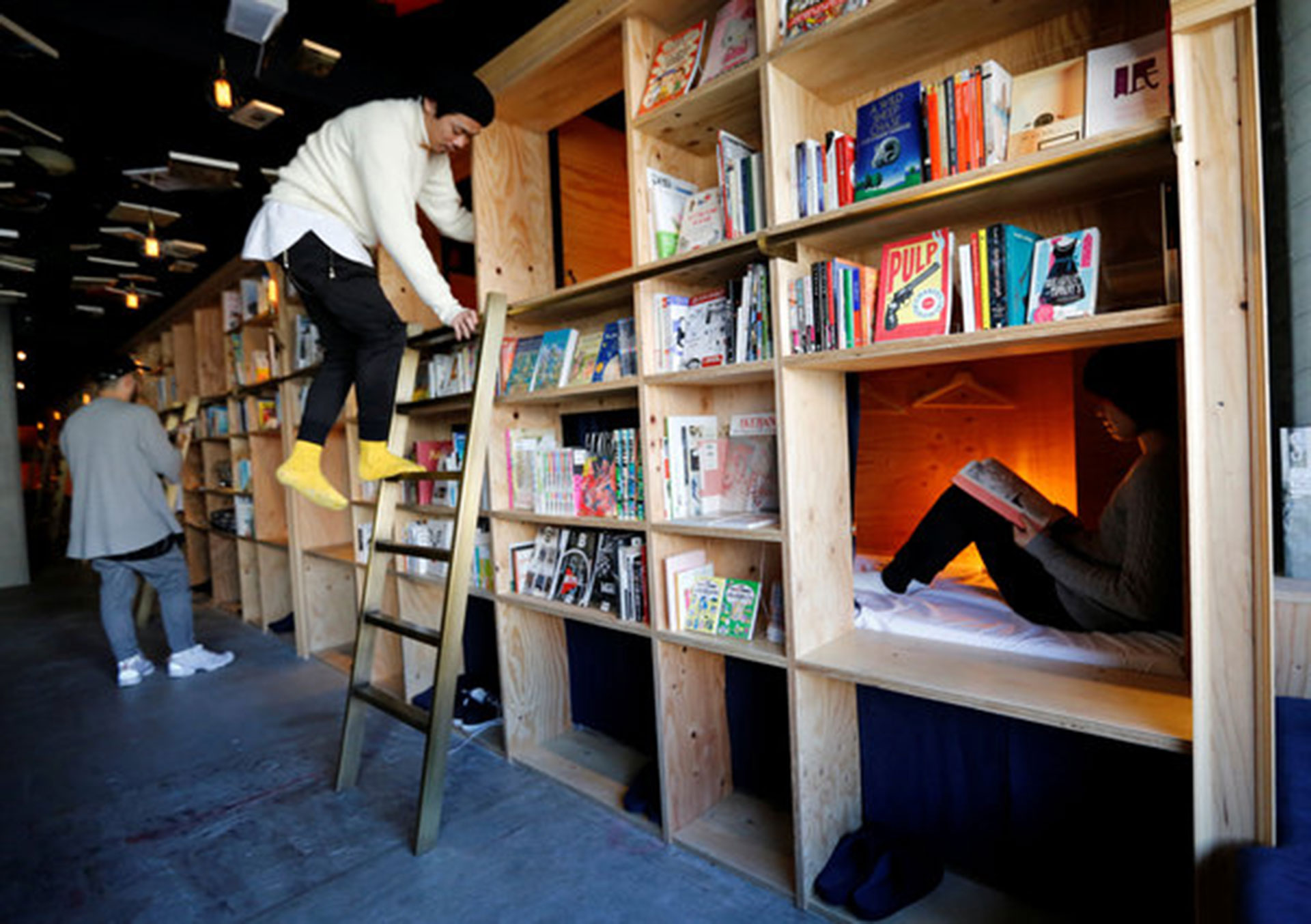 Book and Bed (Tokio, Japón). Es uno de los clásicos hoteles cápsula de Japón, pero tiene una enorme biblioteca de fachada (REUTERS/Toru Hanai)