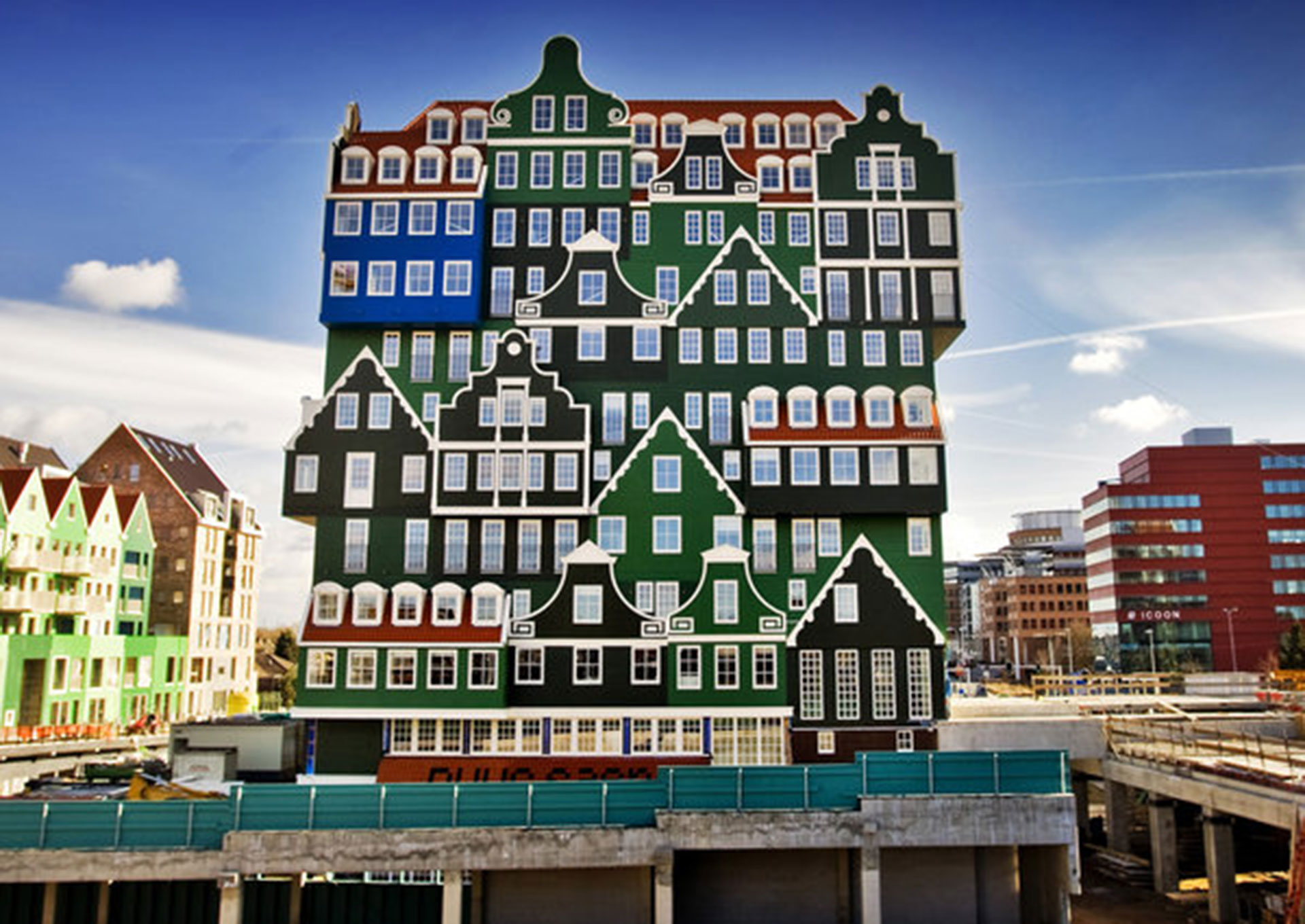 The Inntel Hotel Amsterdam Zaandam (Zaandam, Holanda). Tiene la particularidad de parecer un conjunto de casas tradicionales holandesas apiladas una encima de la otra (Koen van Weel/AFP/Getty Images)