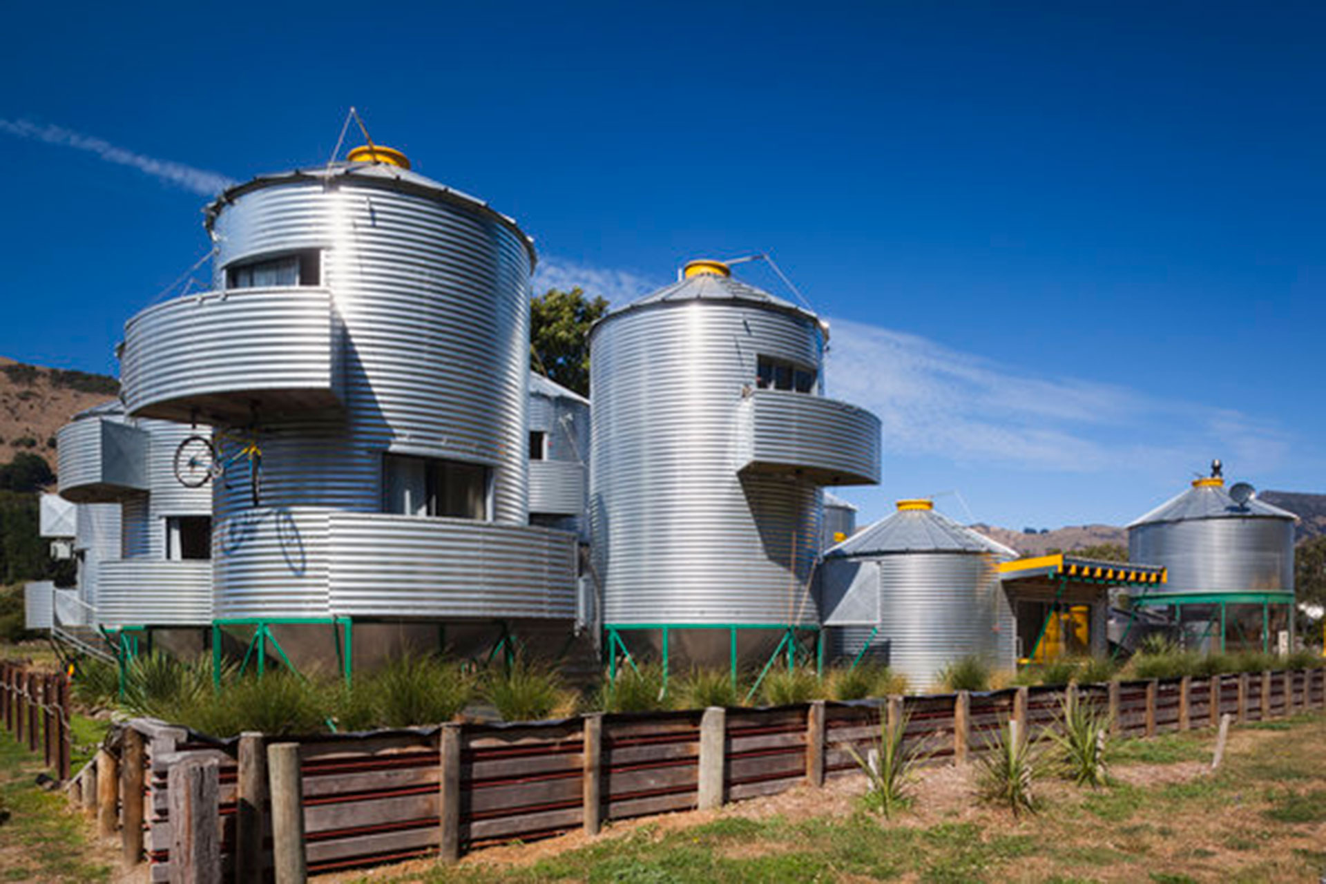 Silo Stay Hotel (Little River, Nueva Zelanda). Las habitaciones están construidas dentro de silos que se usaban para guardar granos. Tiene una fuerte impronta amigable con el medio ambiente