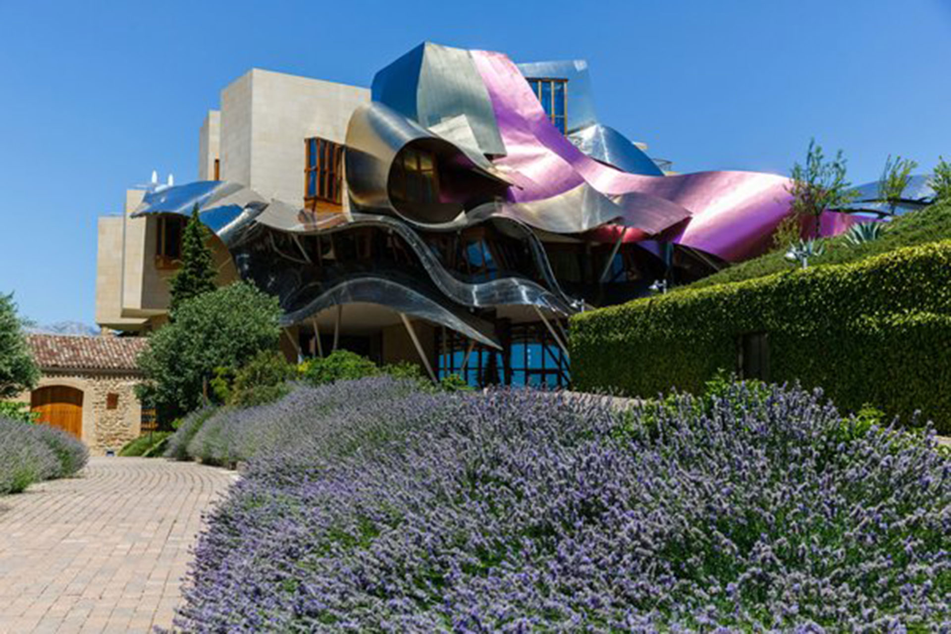 Hotel Marques de Riscal (Elciego, España). Además de ser hotel es vinoteca, pero por sobre todas las cosas destaca su increíble arquitectura con lazos metálicos de colores, obra del arquitecto Frank Gehry (CESAR MANSO/AFP/Getty Images)