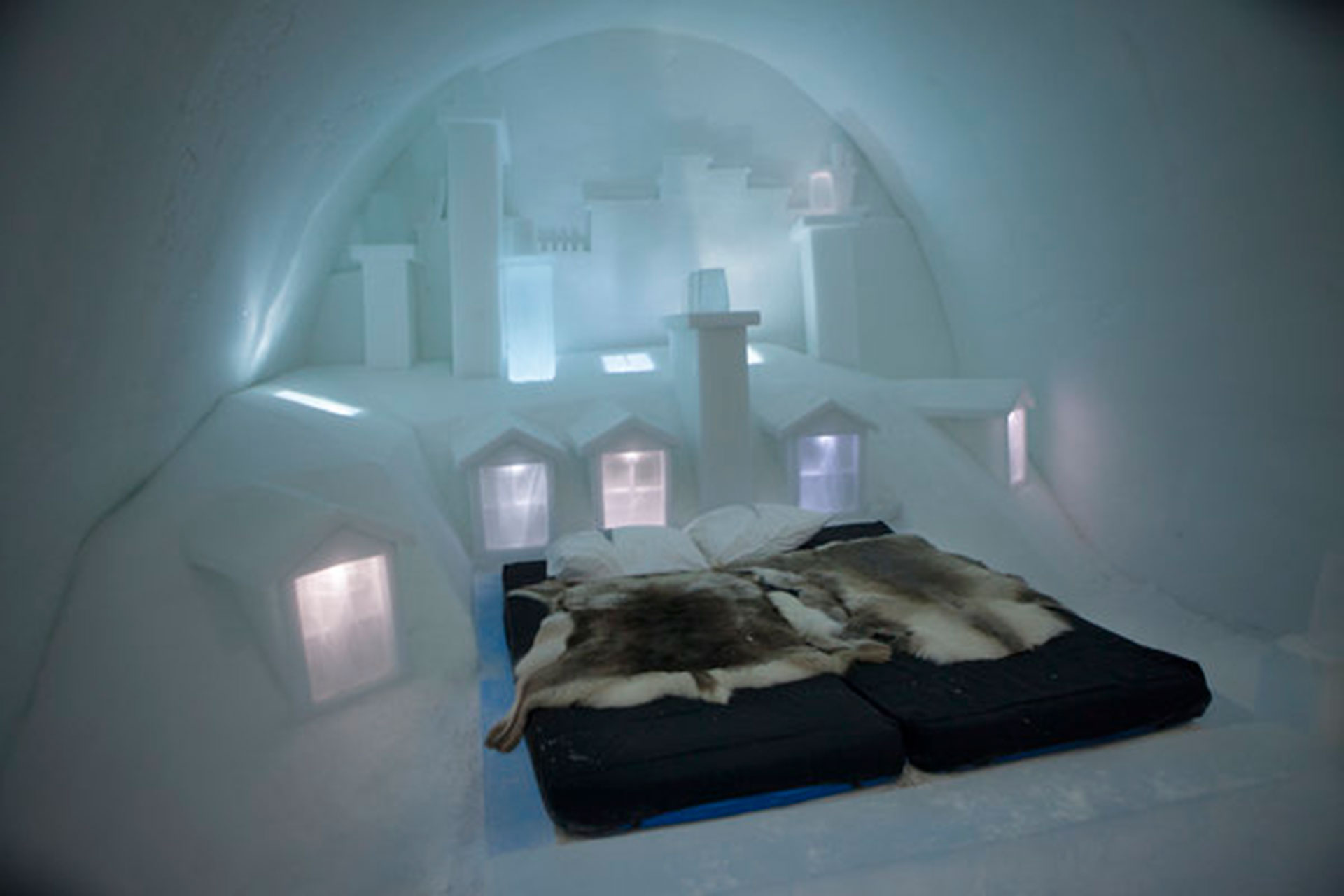 Icehotel (Jukkasjarvi, en Lappland, Suecia). Hecho de hielo, se destruye y se reconstruye cada año. Está confeccionado con mil toneladas de hielo del río Torne y 30 mil toneladas de una mezcla de hielo y nieve (Melanie Stetson Freeman/The Christian Science Monitor via Getty Images)