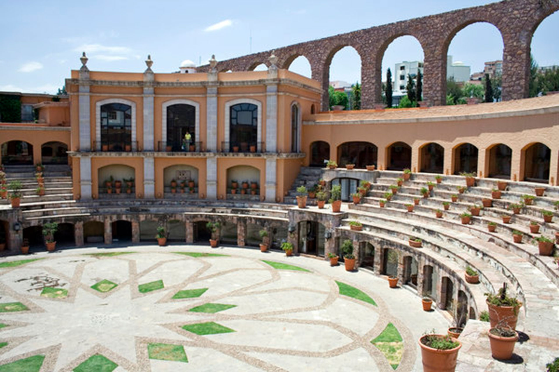 Quinta Real Zacatecas (Zacatecas, México). Era una antigua plaza de toros, construida en el siglo XIX. Las habitaciones están situadas en torno a la arena
