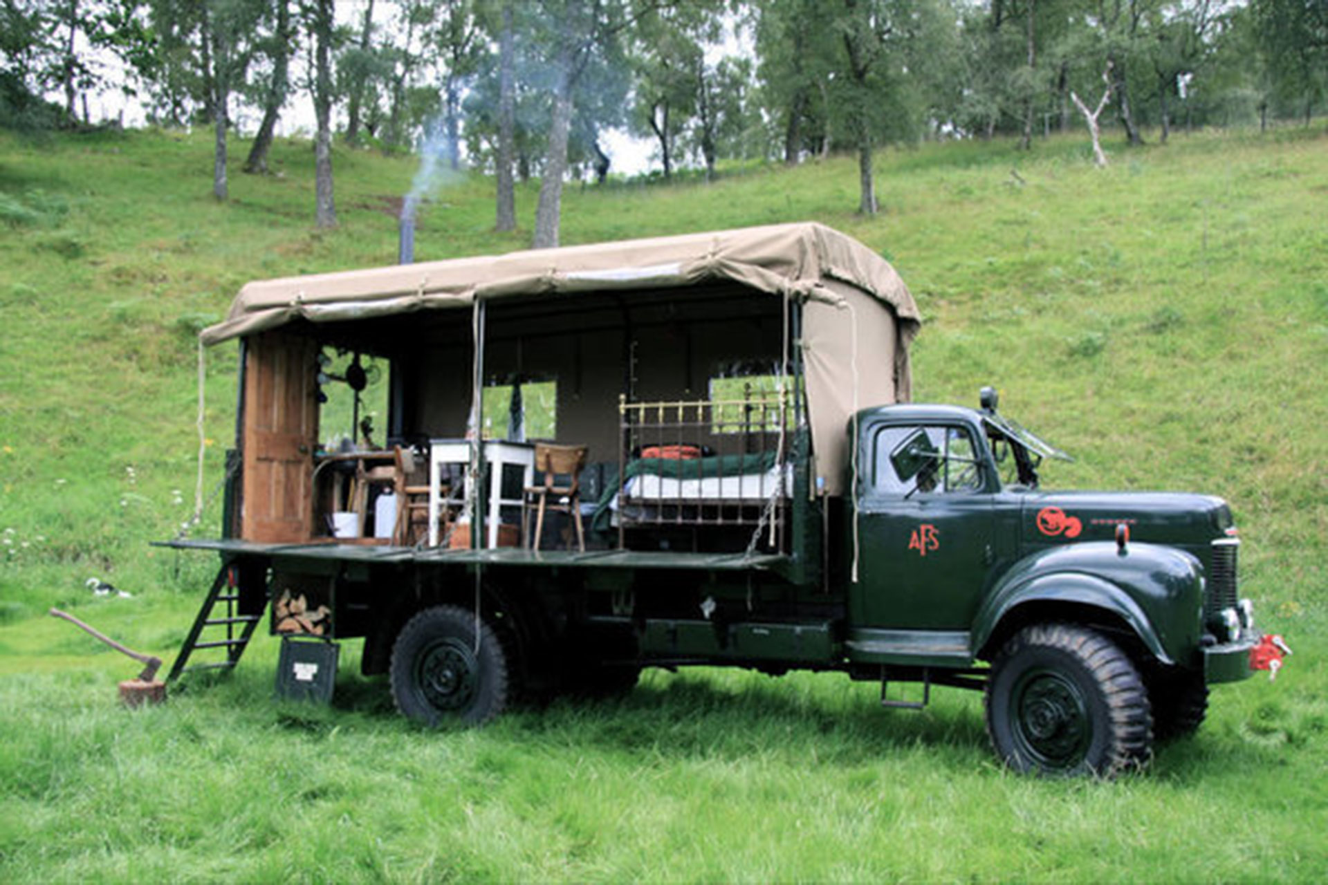 The Beermoth (Tierras Altas de Escocia, Reino Unido). Este hotel móvil, montado sobre un viejo camión de bomberos, tiene capacidad para dos personas y la posibilidad de ubicarse en el lugar elegido por los huéspedes