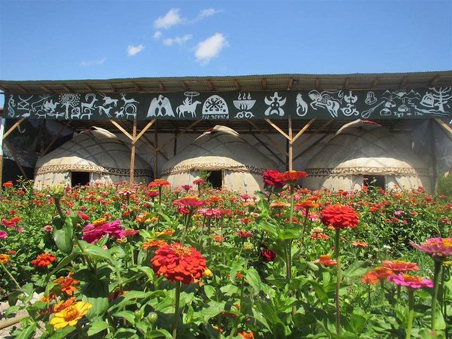 Happy Nomads Village (Karakol, Kirguistán). Las habitaciones están inspiradas en las tiendas tradicionales de las tribus nómadas kirguisas