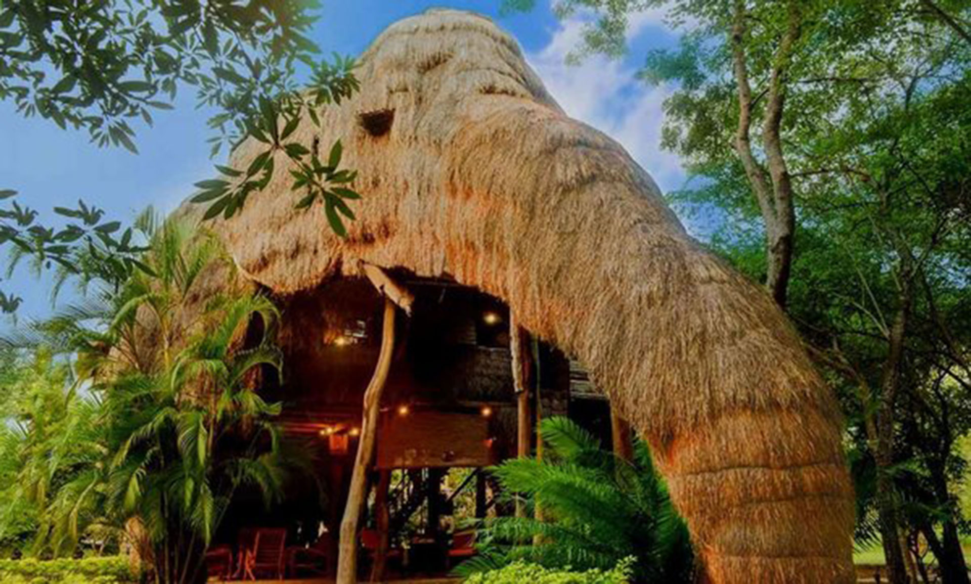 Kumbuk River Resort (Parque Nacional Yala, Sri Lanka). Es un eco resort con habitaciones que tienen forma de animal, como ésta, que emula a un elefante