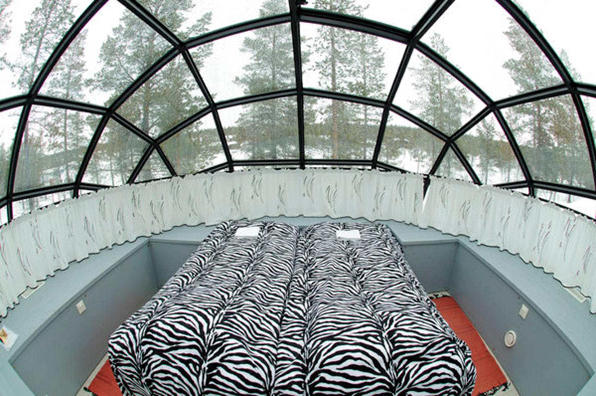 Hotel Kakslauttanen (Ivalo, Finlandia). Las habitaciones tienen tienen forma de iglú, pero son vidriadas, lo que permite apreciar las luces del norte