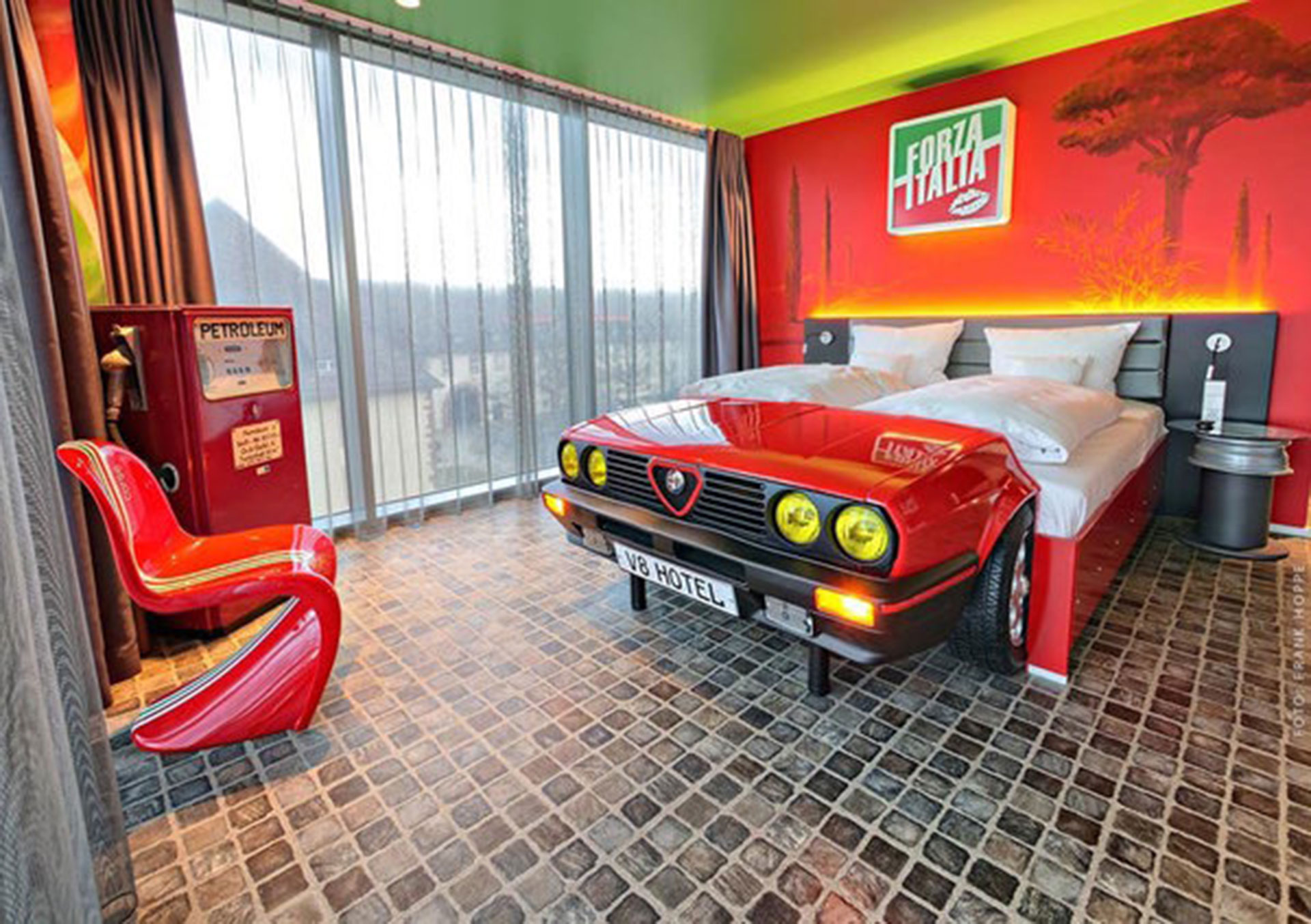 V8 Hotel (Stuttgart, Alemania). Pensado especialmente para fanáticos de los autos, cada habitación está inspirada en algún vehículo icónico
