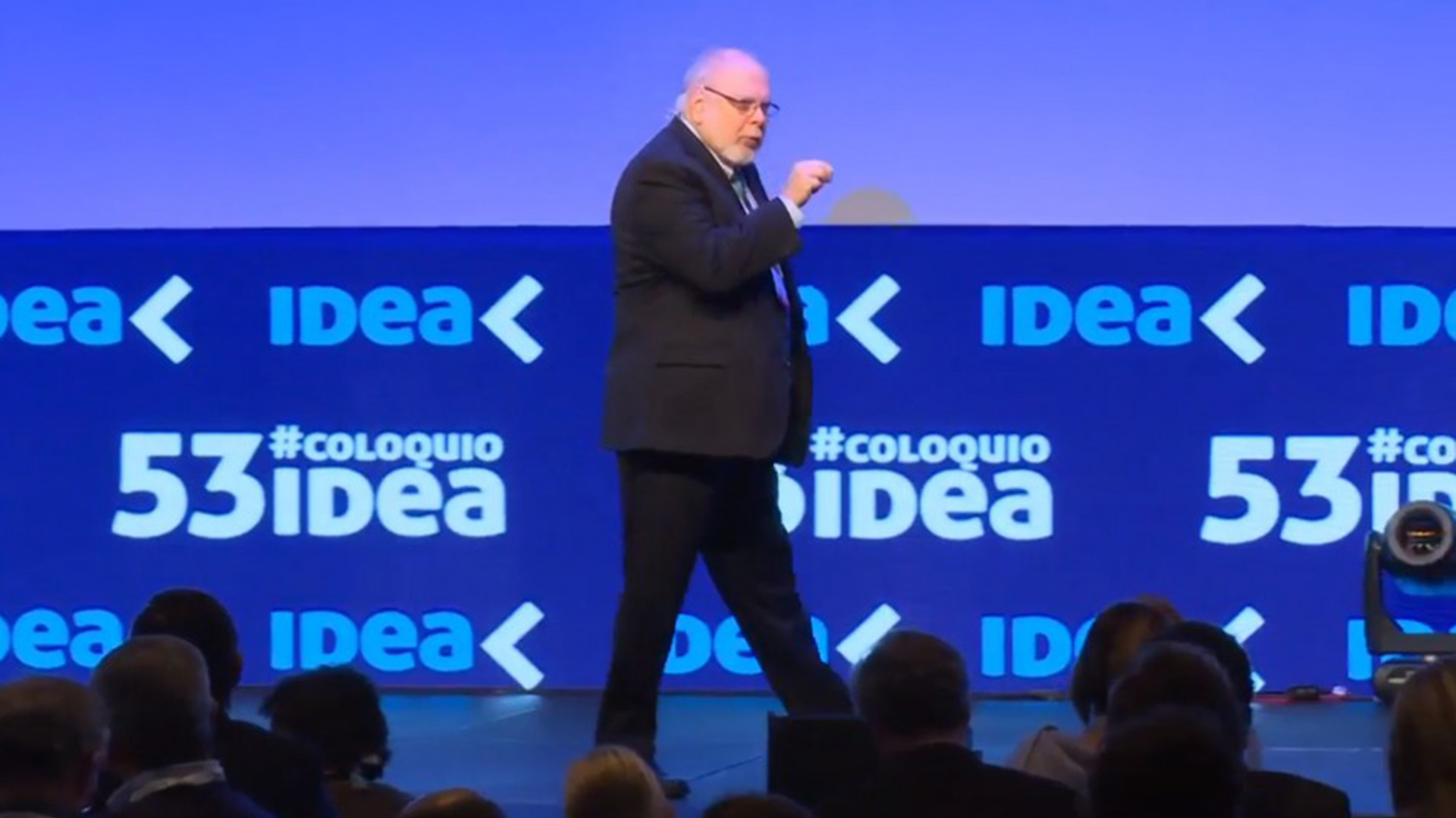 El experto lidera el coaching ontológico durante una presentación en el Coloquio de IDEA donde estuvo junto a Kevin Kelly.