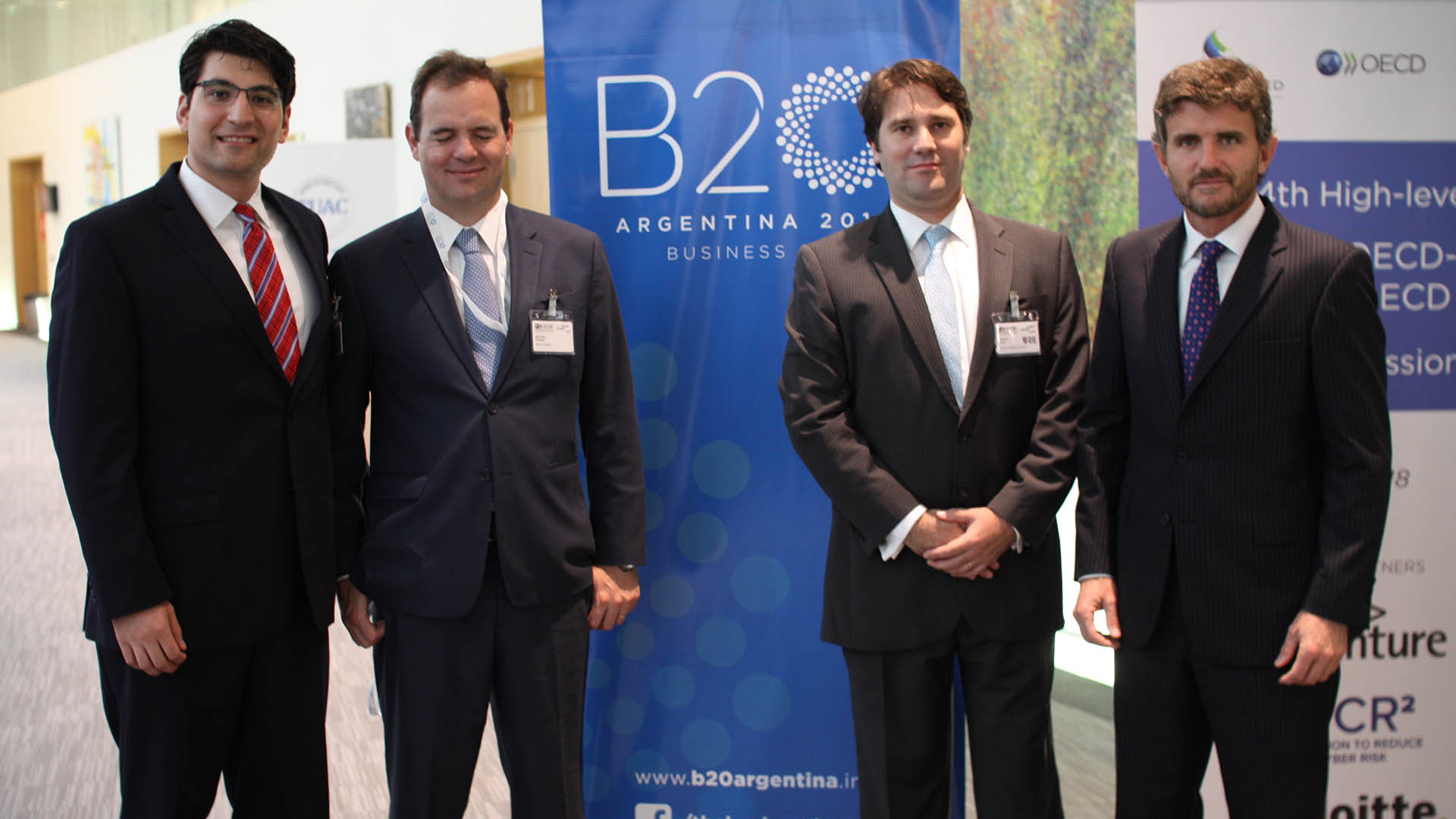 Nicolás Masjuan y Diego García, de Bain & Company, y equipo
