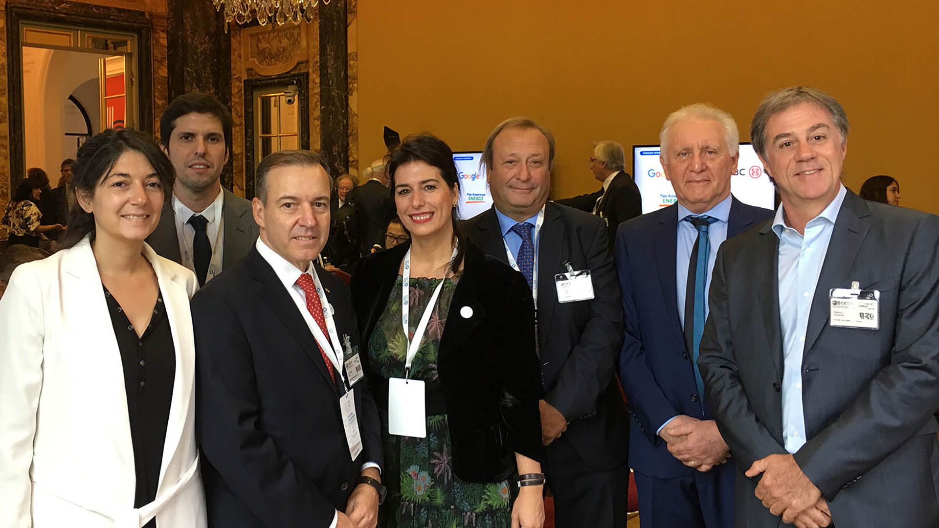 Inés Berton, de Tealosophy, y equipo, junto a Eduardo Cuduri, CEO de EY, y Fernando Cinalli, de Cinalli Insurance Broker