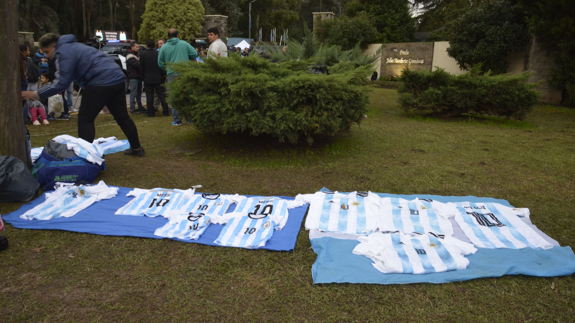 Con la 10 de Lionel Messi, las camisetas de la selección argentina que llevaron varios vendedores