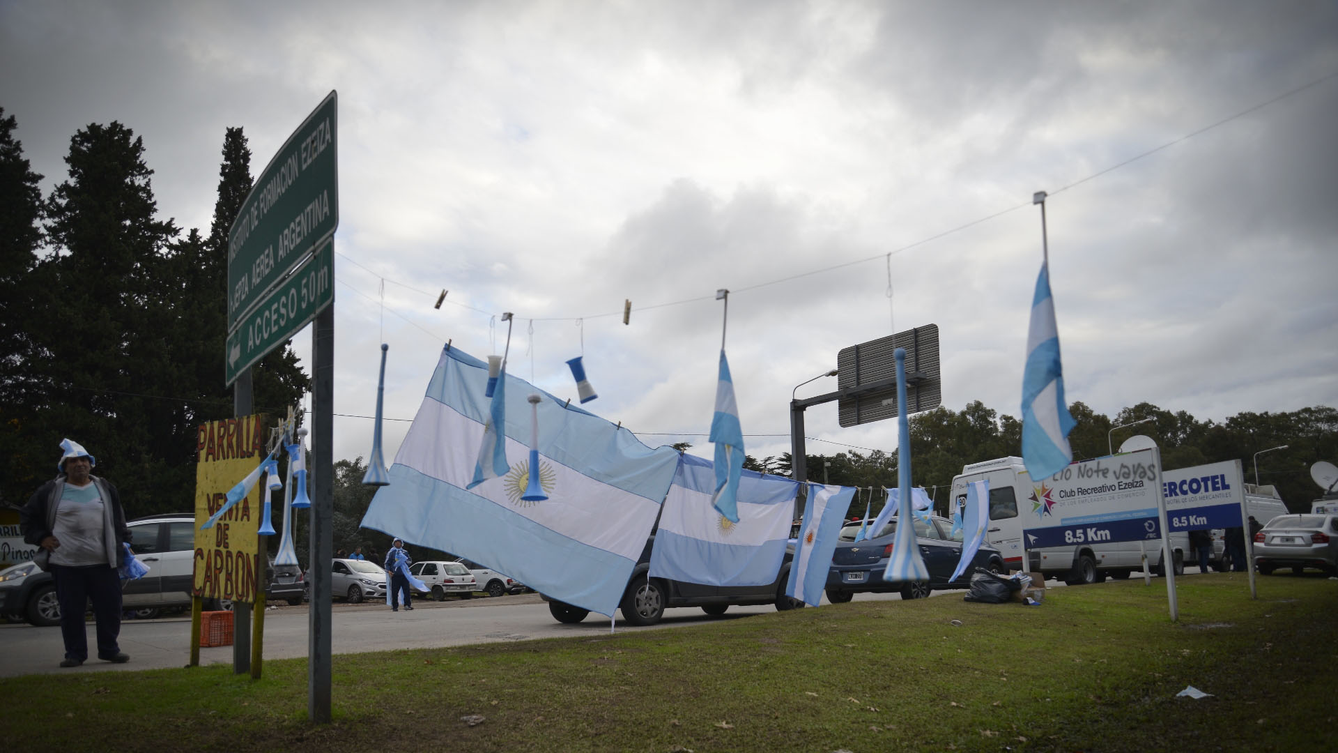 Un “ejército” de vendedores ofreció banderas, trompetas y camisetas al público
