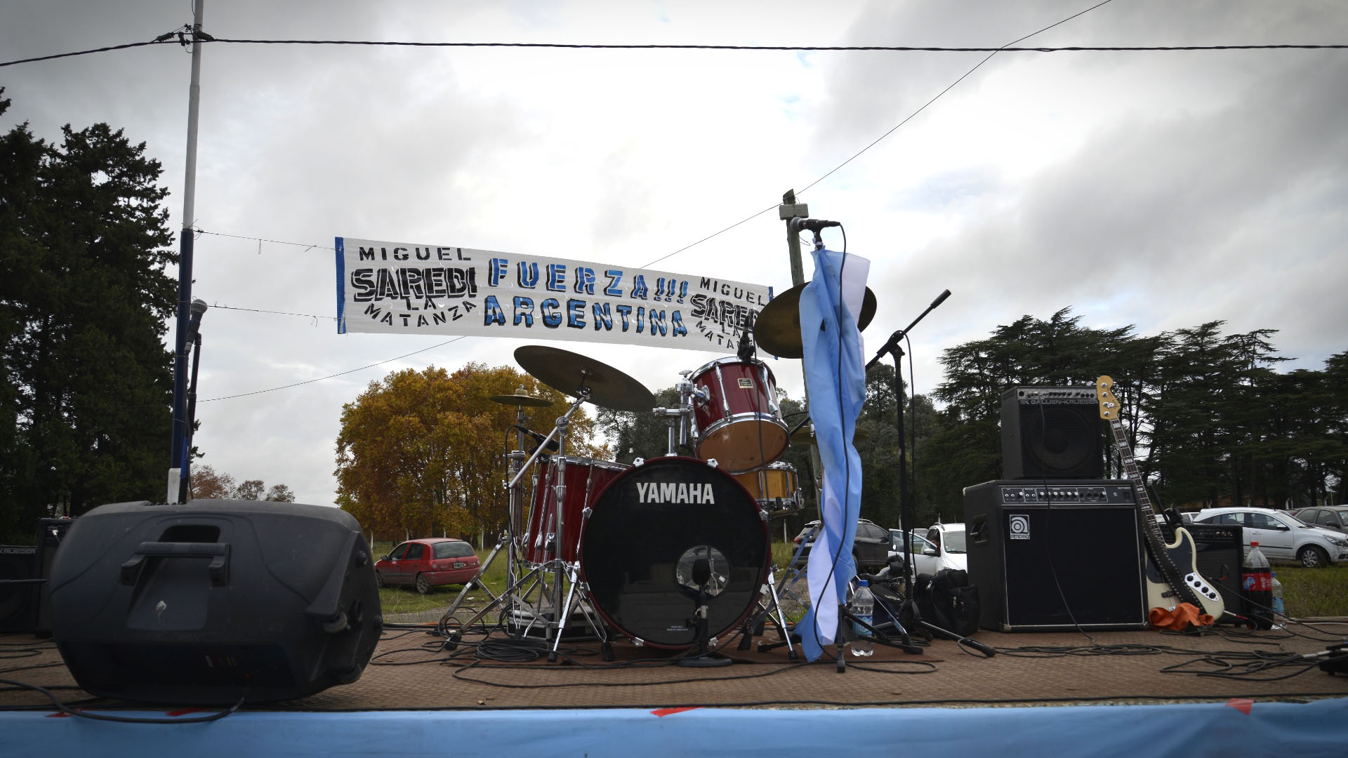 El escenario que se montó en las inmediaciones del predio con una banda de rock