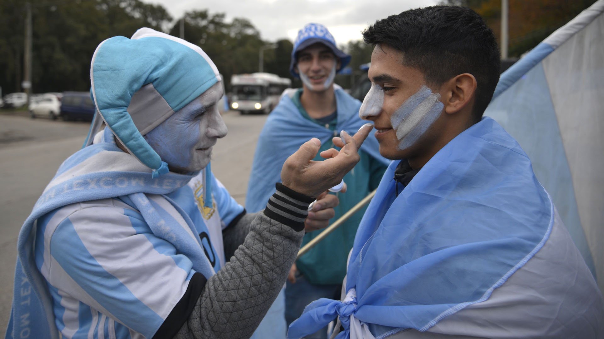 Los hinchas ya viven la fiebre mundialista y aparecieron pintados con los colores albicelestes