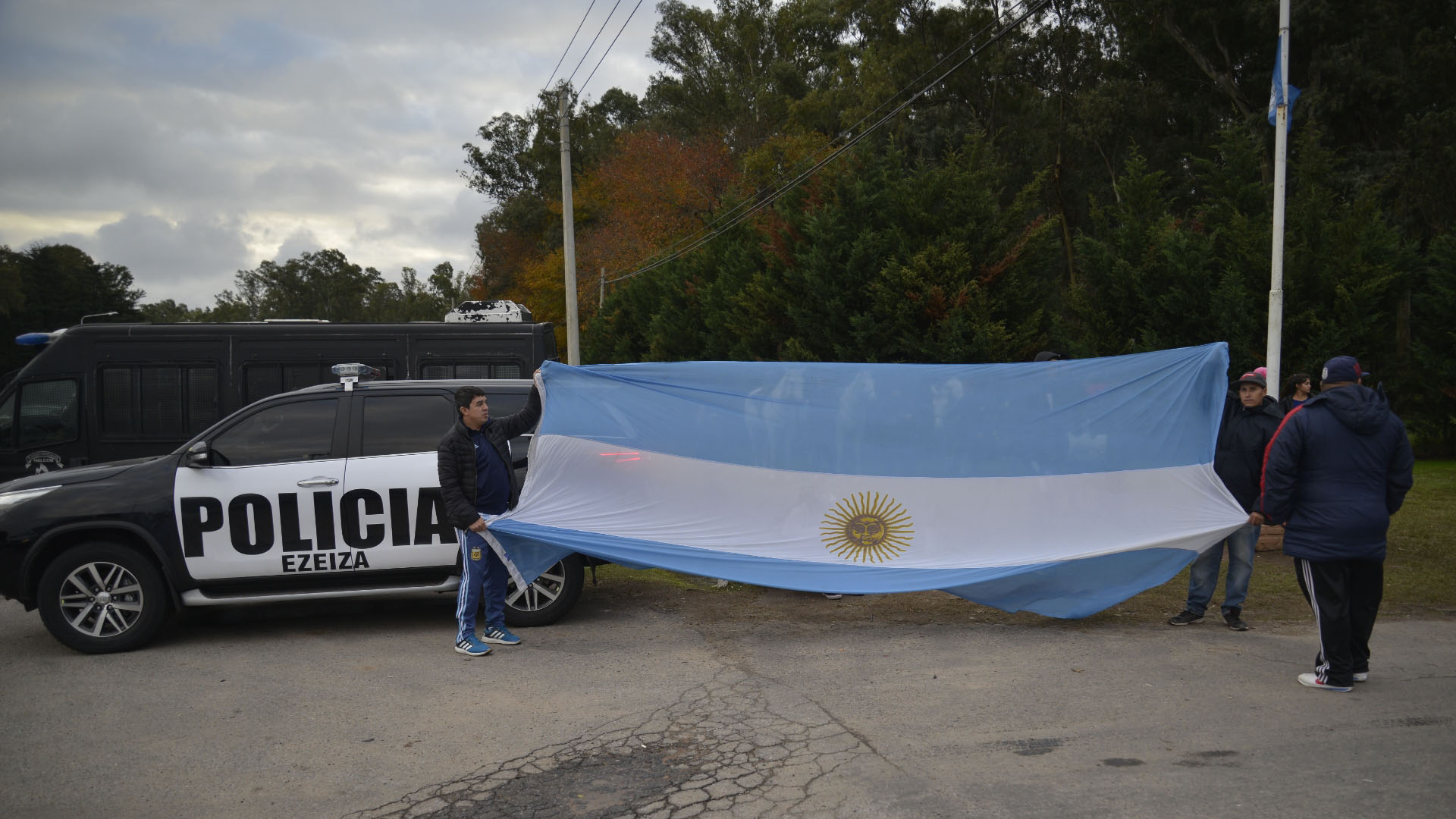 La bandera argentina, presente en las inmediaciones del predio que la AFA posee en Ezeiza