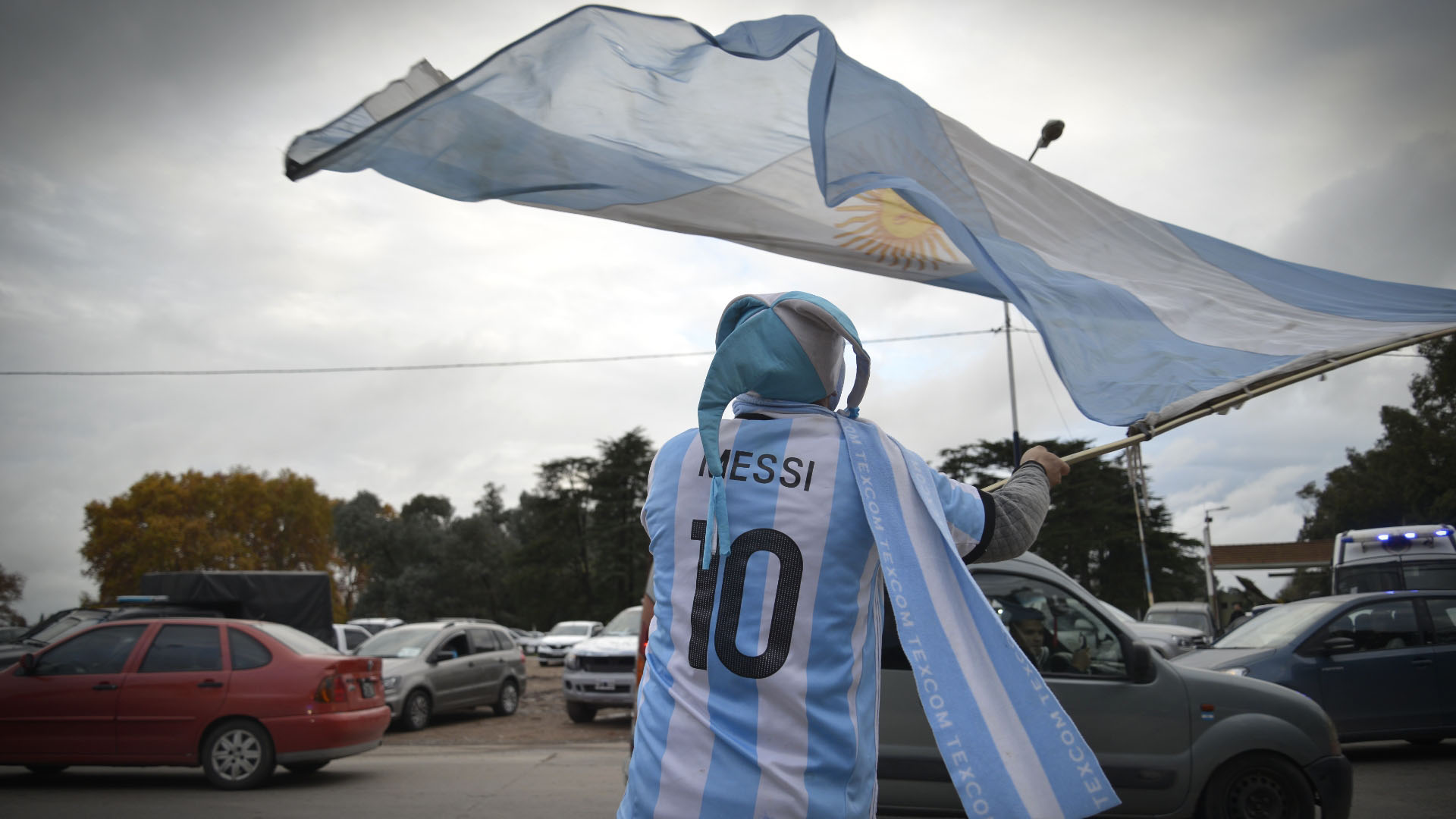 Uno de los tantos fanáticos de la Selección, que pese a la lluvia y al frío se acercó hasta el predio