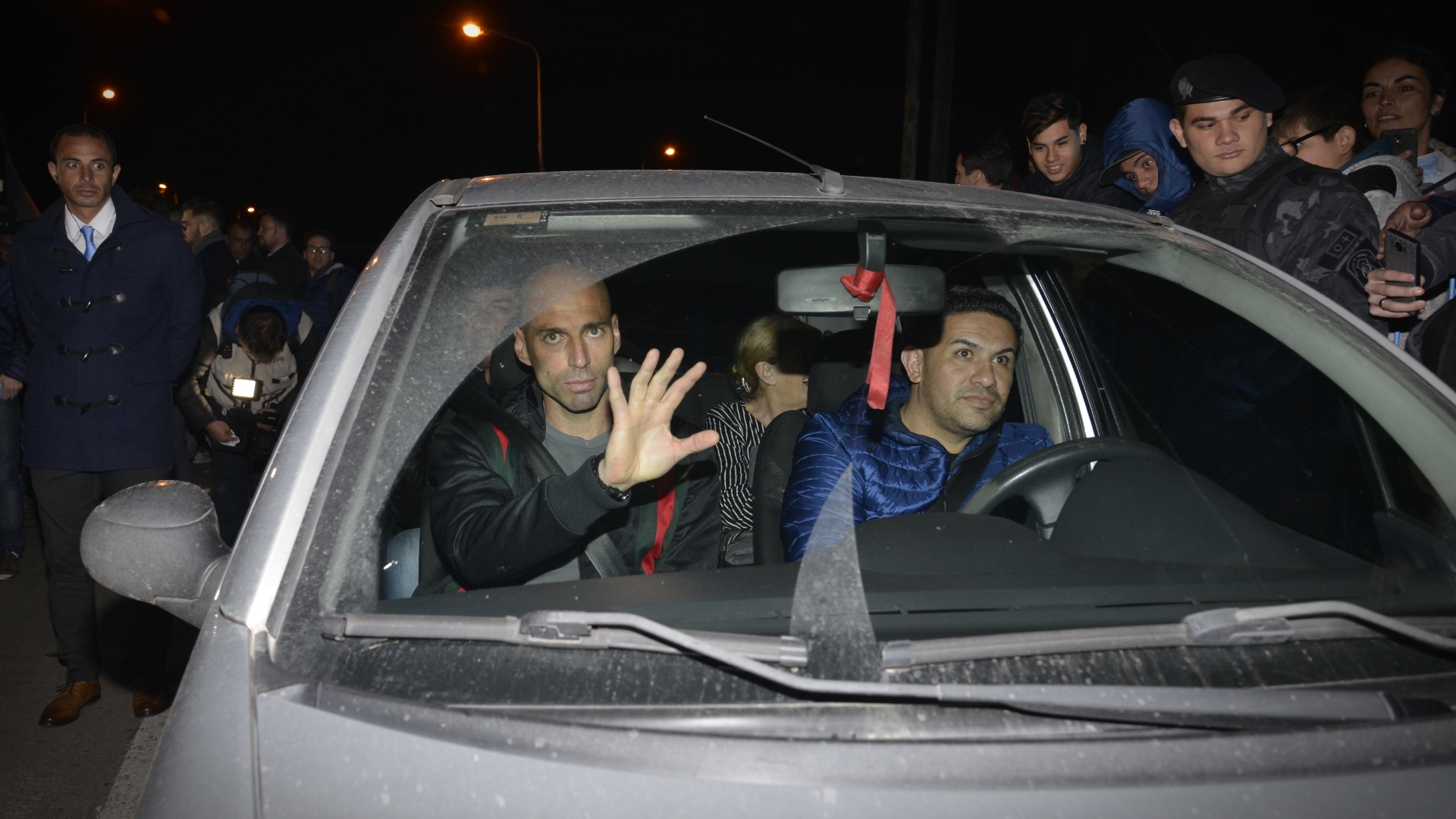 Wilfredo Caballero saluda al público. Viene de ser el arquero titular en el amistoso frente a Haití en la Bombonera