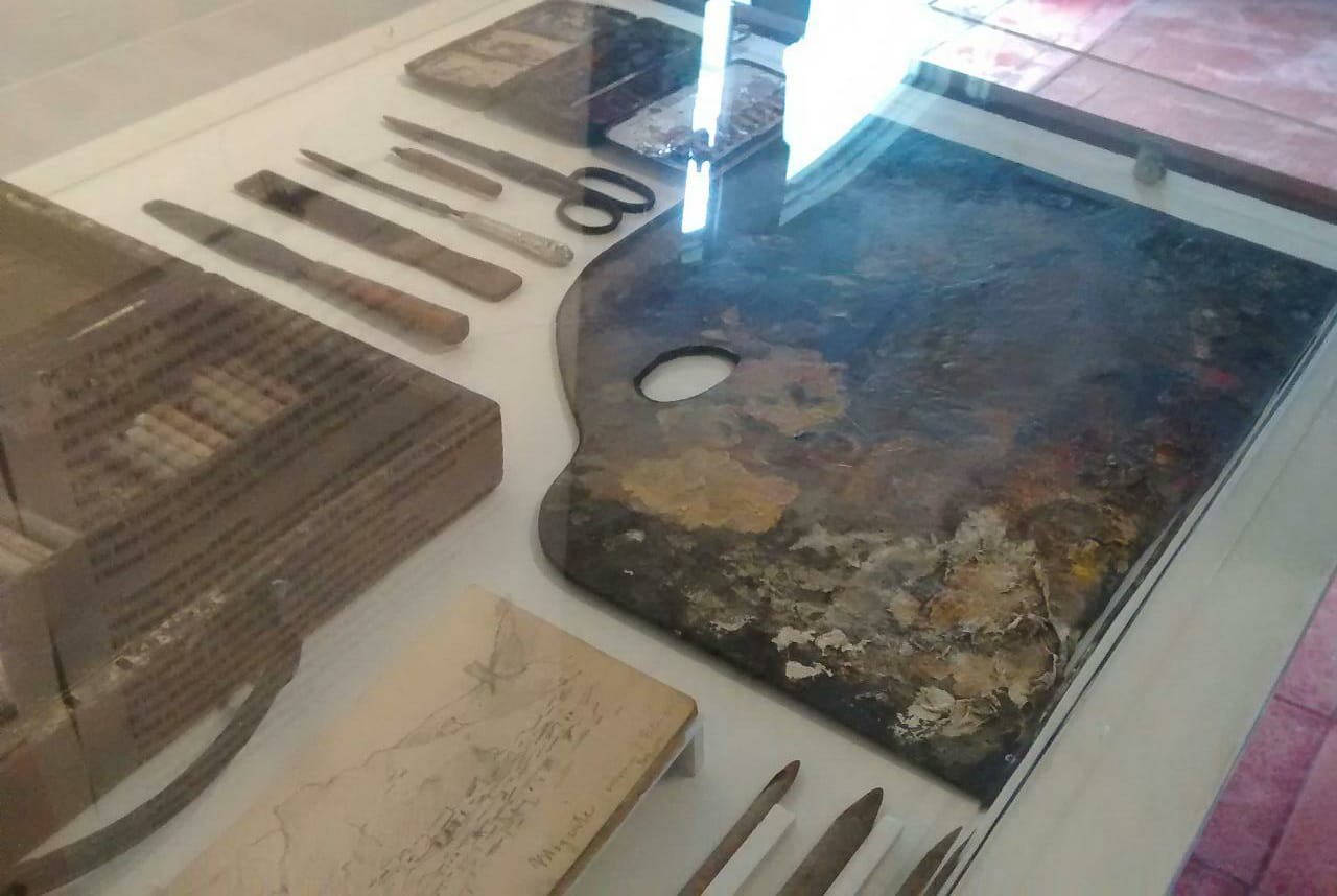 La paleta, pinturas y otros objetos que pertenecieron a la artista