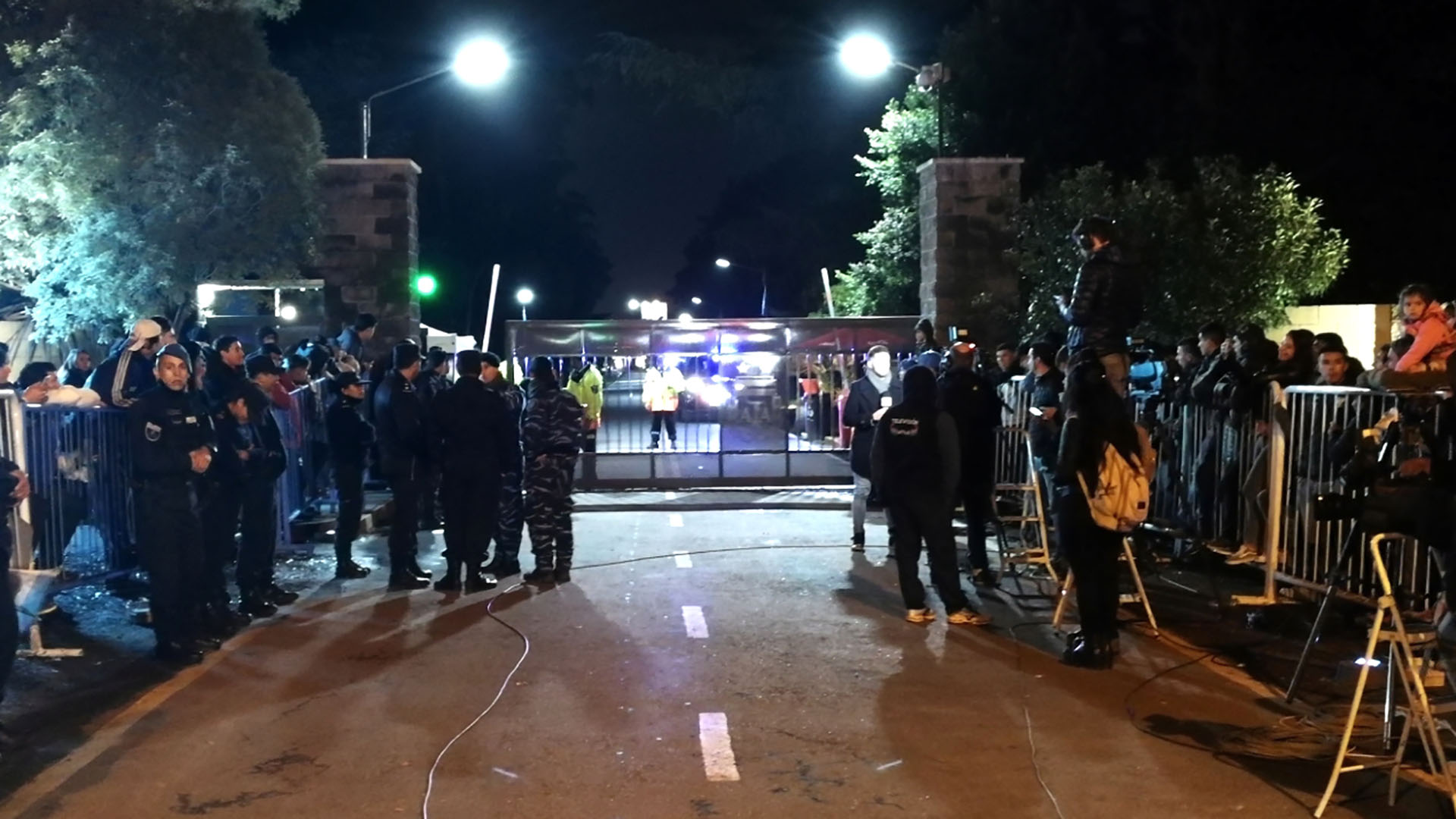 Los efectivos custodian el acceso al predio. Mucho público se acercó pese al frío y la lluvia