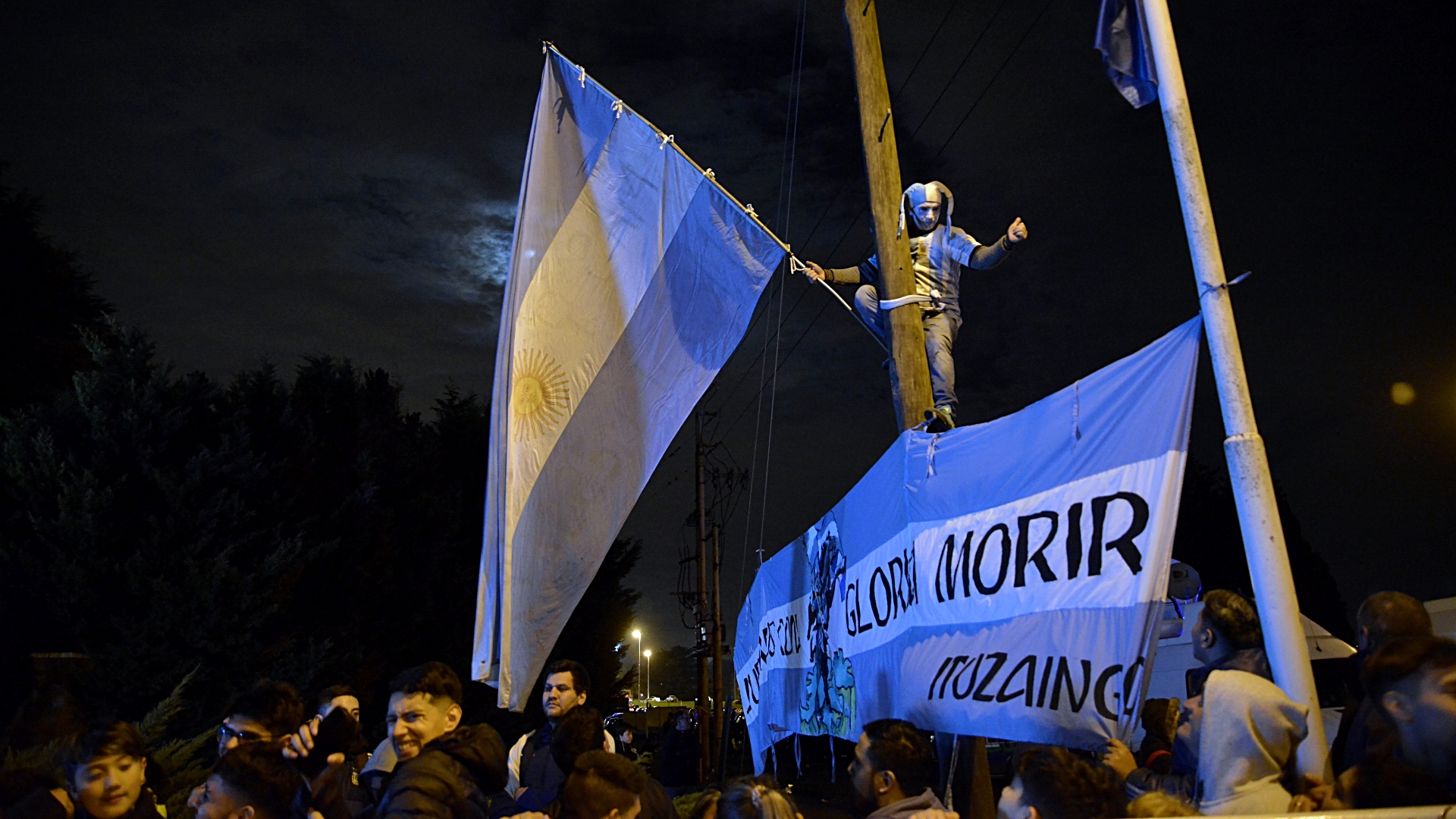 El público le dejó mensajes de aliento y le pidió al plantel que traiga la Copa del Mundo