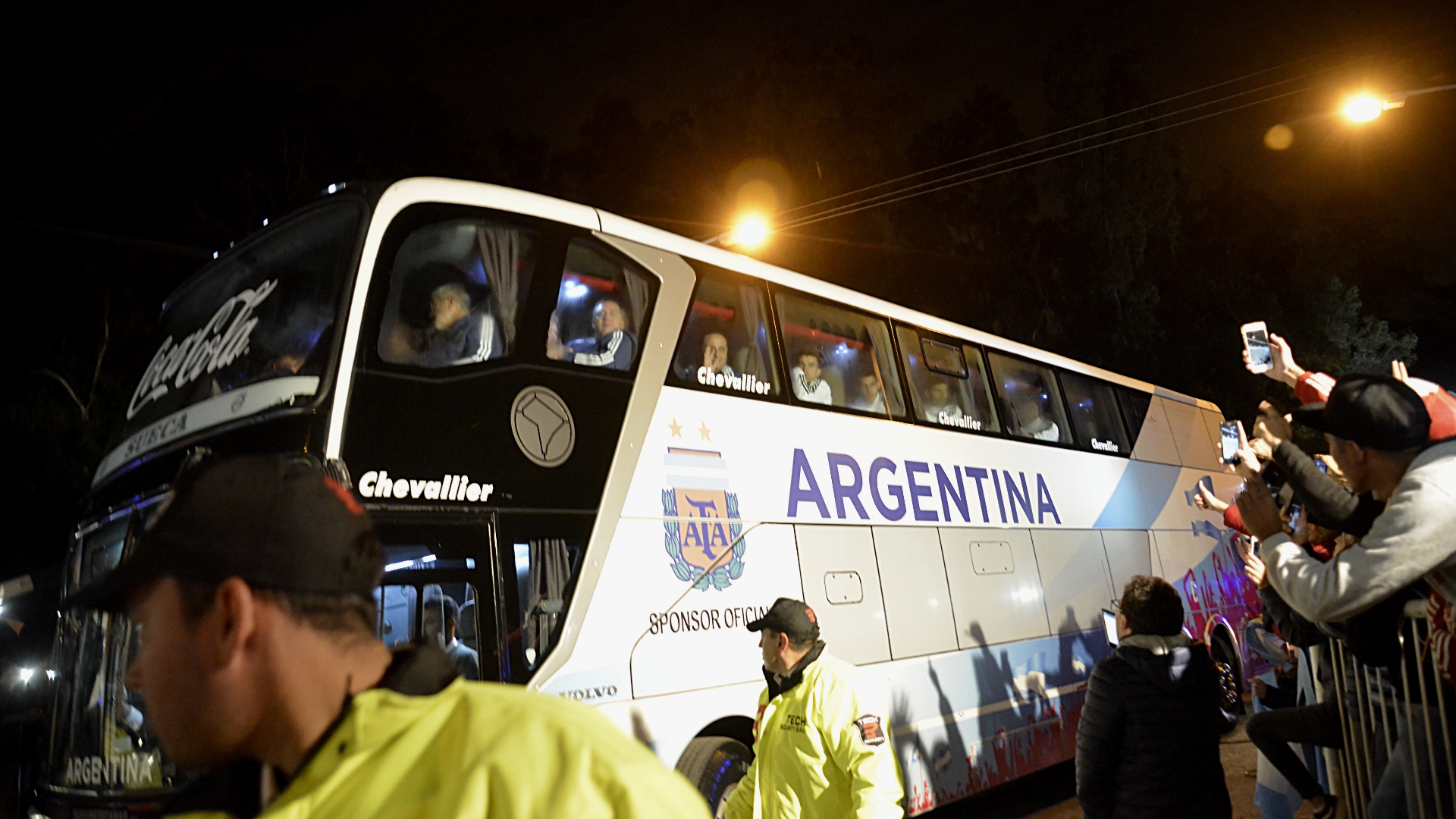 Muchos público y prensa nacional se acercó hasta el predio para cubrir la partida de la Selección