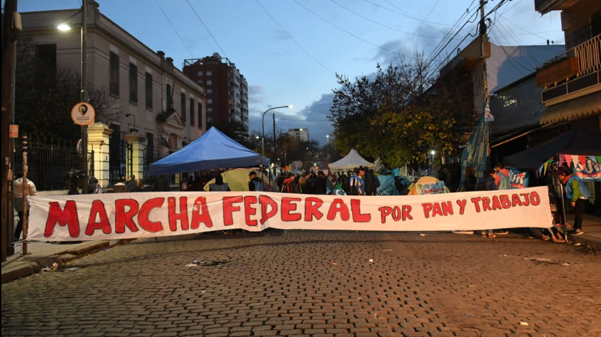 Las primeras columnas en el el barrio de Liniers