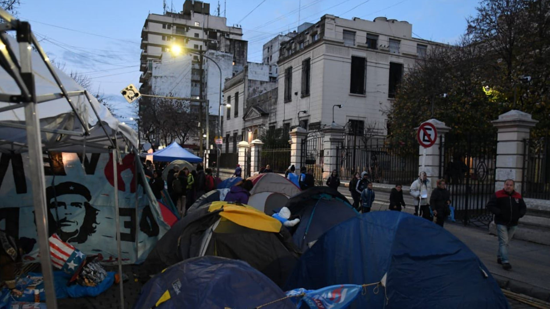 Las primeras columnas en el el barrio de Liniers