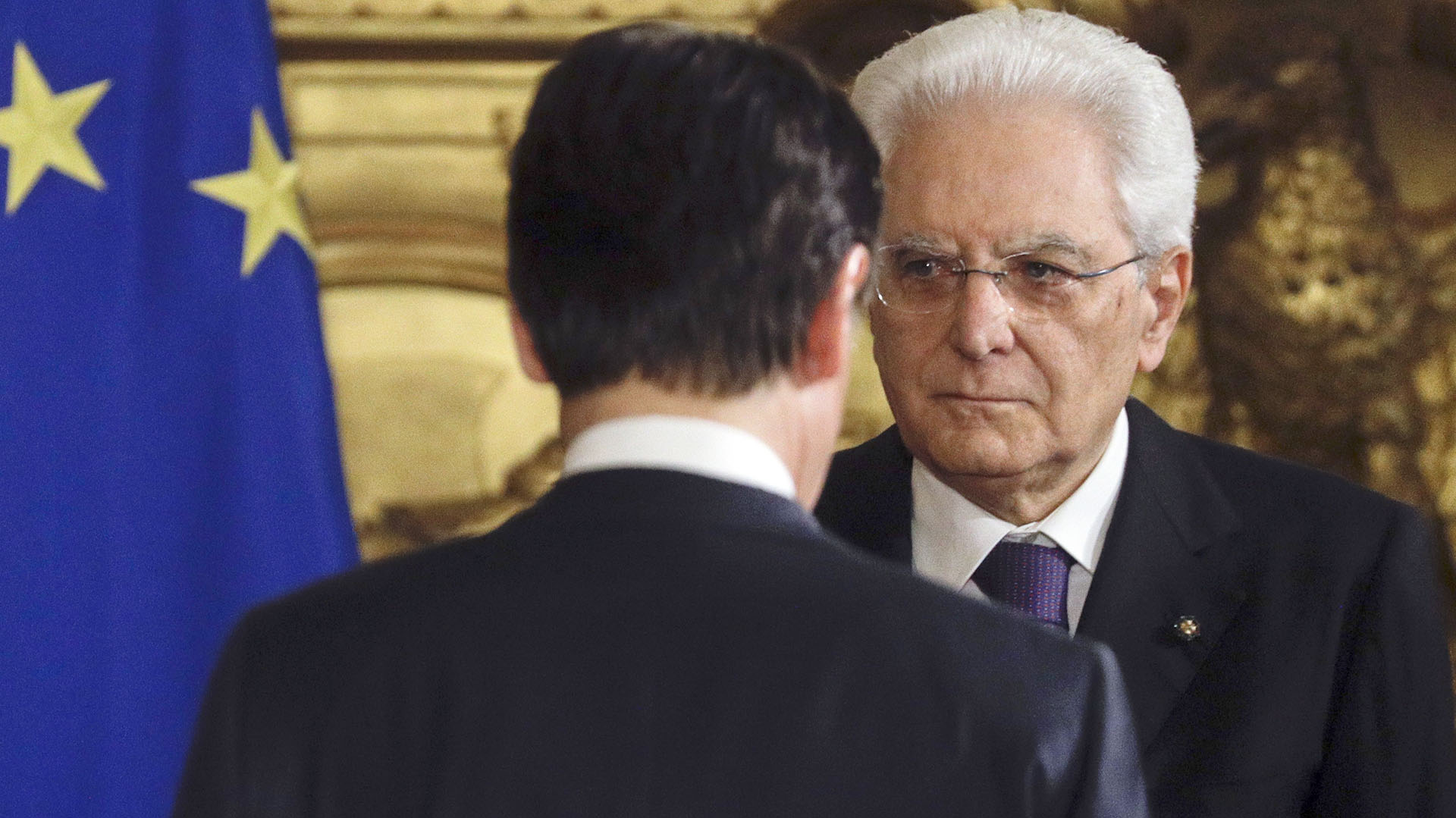 El presidente de Italia, Sergio Mattarella, a la derecha, frente al ex primer ministro Giuseppe Conte, cuando este tomaba posesión del cargo en el Palacio Presidencial del Quirinale de Roma, el 1 de junio de 2018 (Foto AP/Gregorio Borgia)