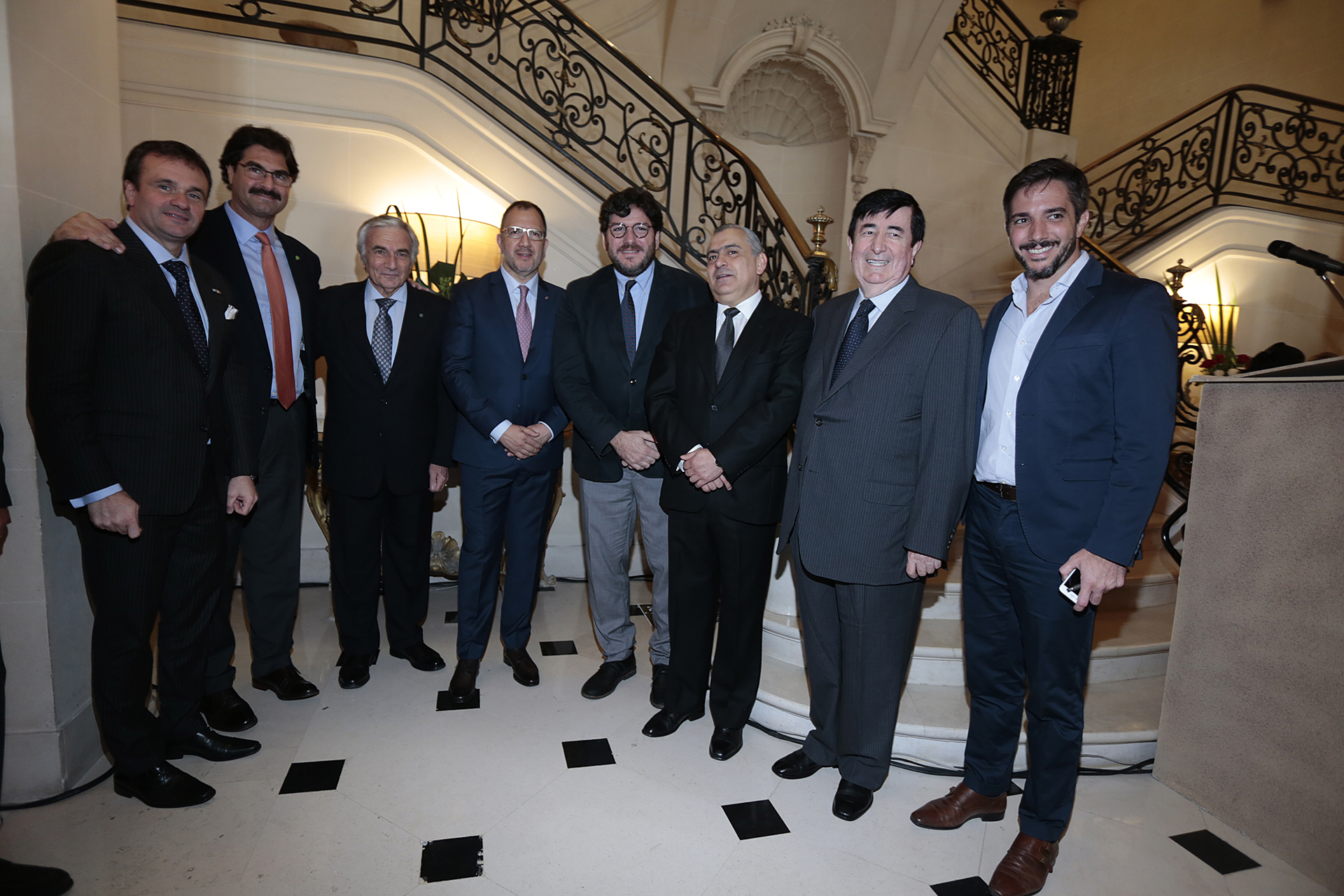Juan Pablo Maglier, director de Relaciones Institucionales de La Rural; Leonardo Sarquís ministro de Agroindustria de la Provincia de Buenos Aires; el ex senador italiano, Claudio Zin; Fabián Perechodnik, secretario general de la provincia de Buenos Aires; Pablo Avelluto, ministro de Cultura; Santiago Nieto; Jaime Durán Barba y Federico Zin, director provincial de Promoción Institucional de Inversiones de la provincia de Buenos Aires