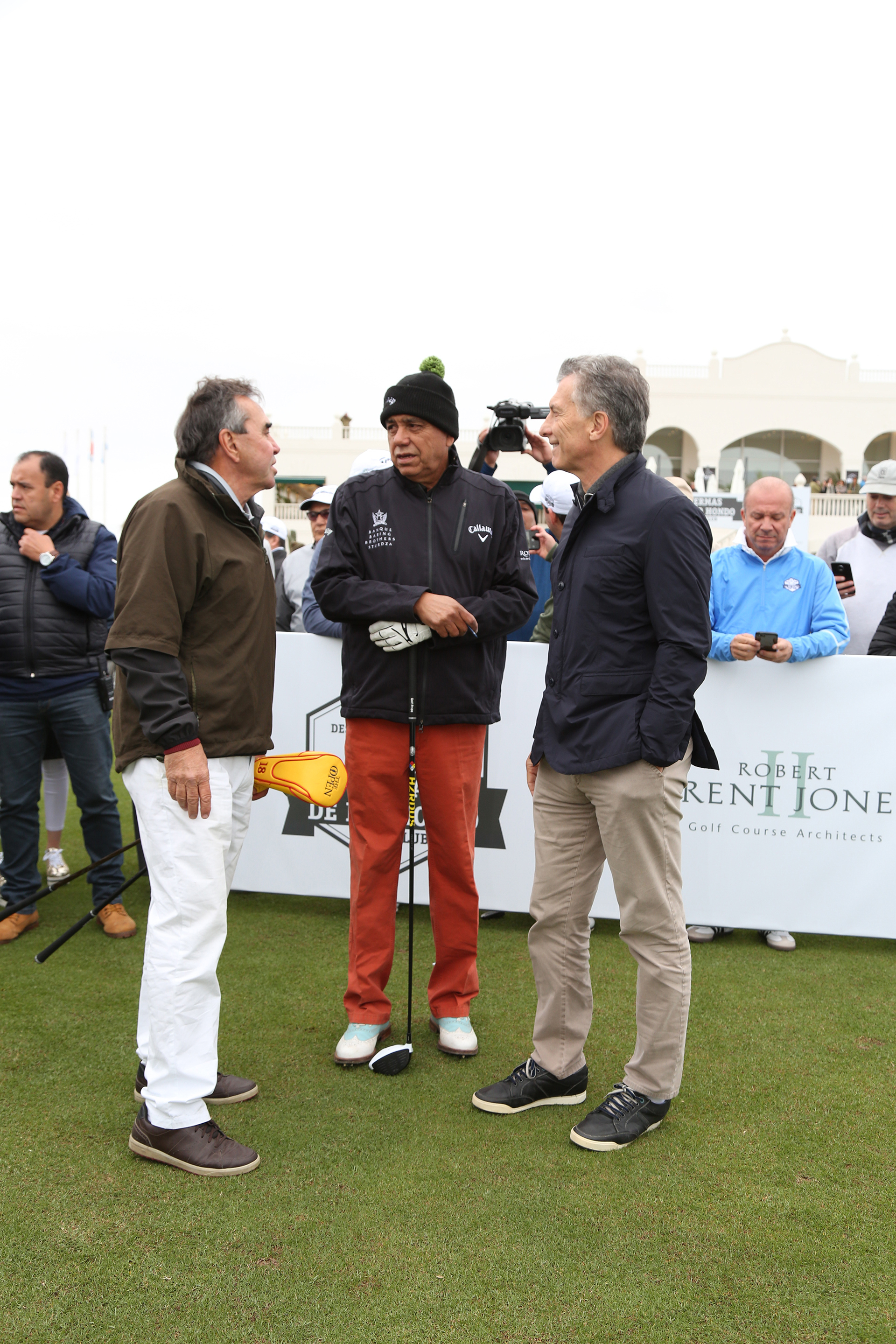 Cocho López, Eduardo Romero y Mauricio Macri. Reunidos bajo la misma pasión, más de un centenar de jugadores fueron los primeros en disfrutar de la cancha, en un torneo armado especialmente para la ocasión y que reunió a figuras de todos los ámbitos