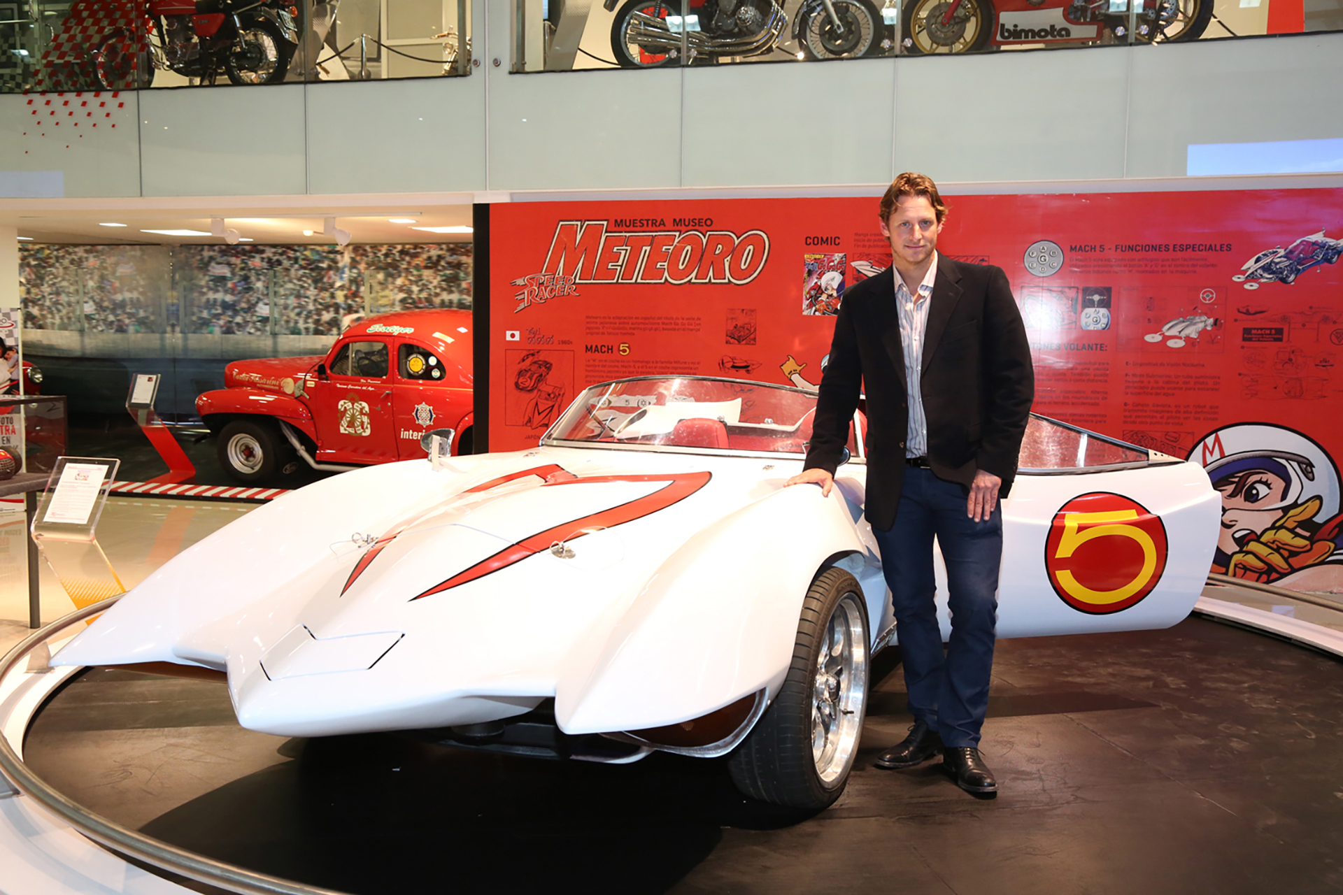 David Nalbandian junto a uno de los fabulosos automóviles exhibidos