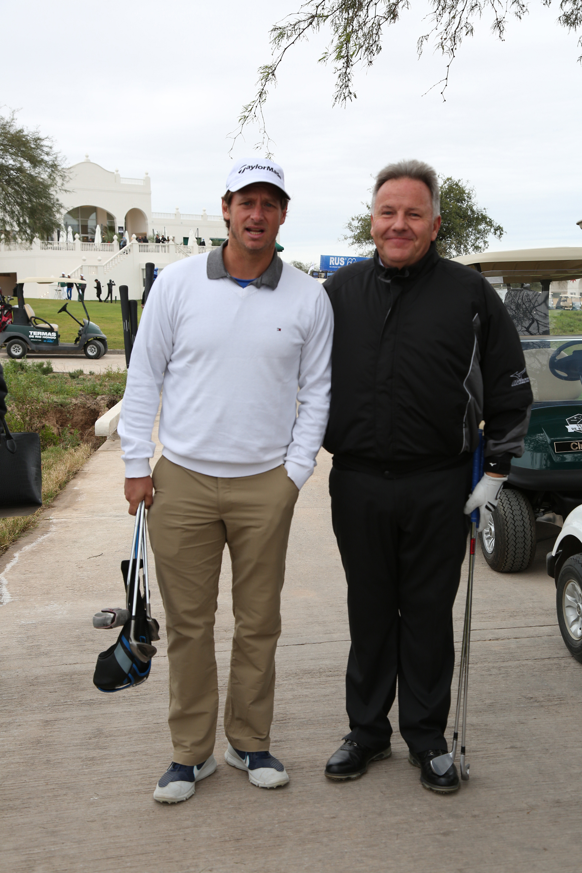 David Nalbandian y Andrés Schönbaum, presidente de la Asociación Argentina de Golf. El ex tenista se consagró entre los ganadores del torneo, junto a su equipo conformado por Ignacio Ardohain, Sebastián Cuella y Clodomiro Carranza