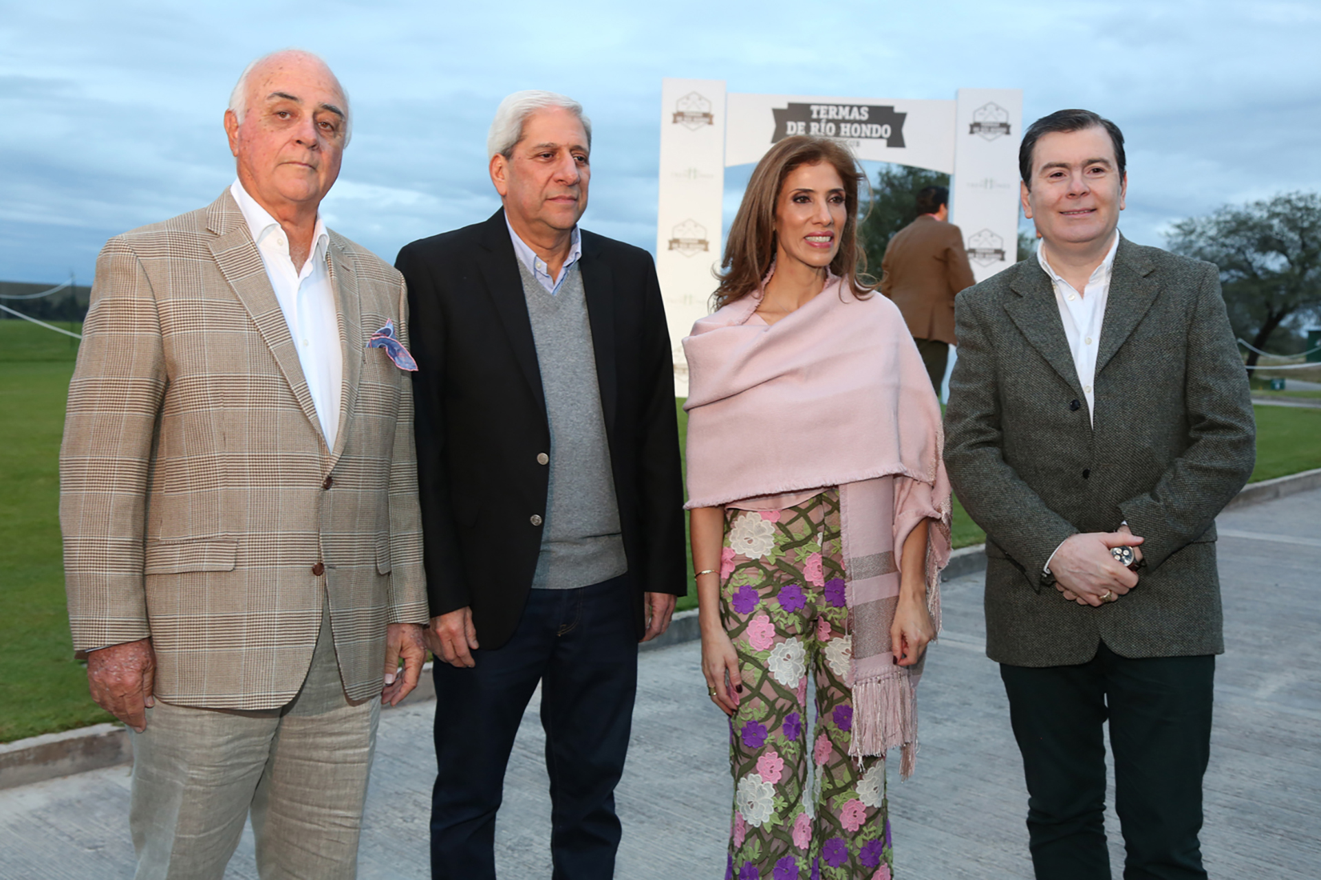 El capitán de cancha, Juan Manuel Pereyra; el vicegobernador de Santiago del Estero, José Emilio Neder; la diputada Claudia Zamora, y el gobernador Gerardo Zamora