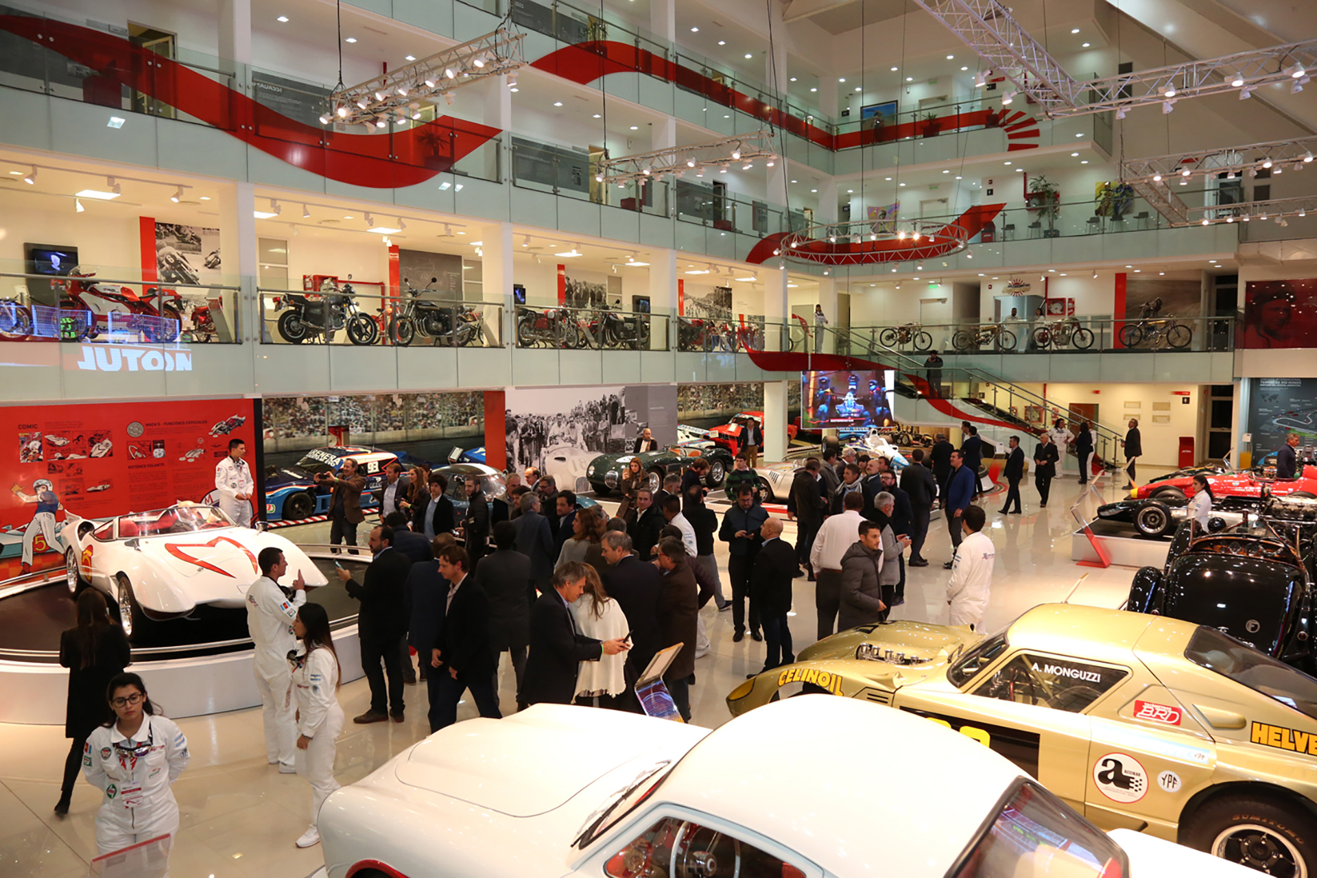 Los invitados también visitaron el Museo del Automóvil, Juan Manuel Fangio, considerado uno de los mejores del mundo