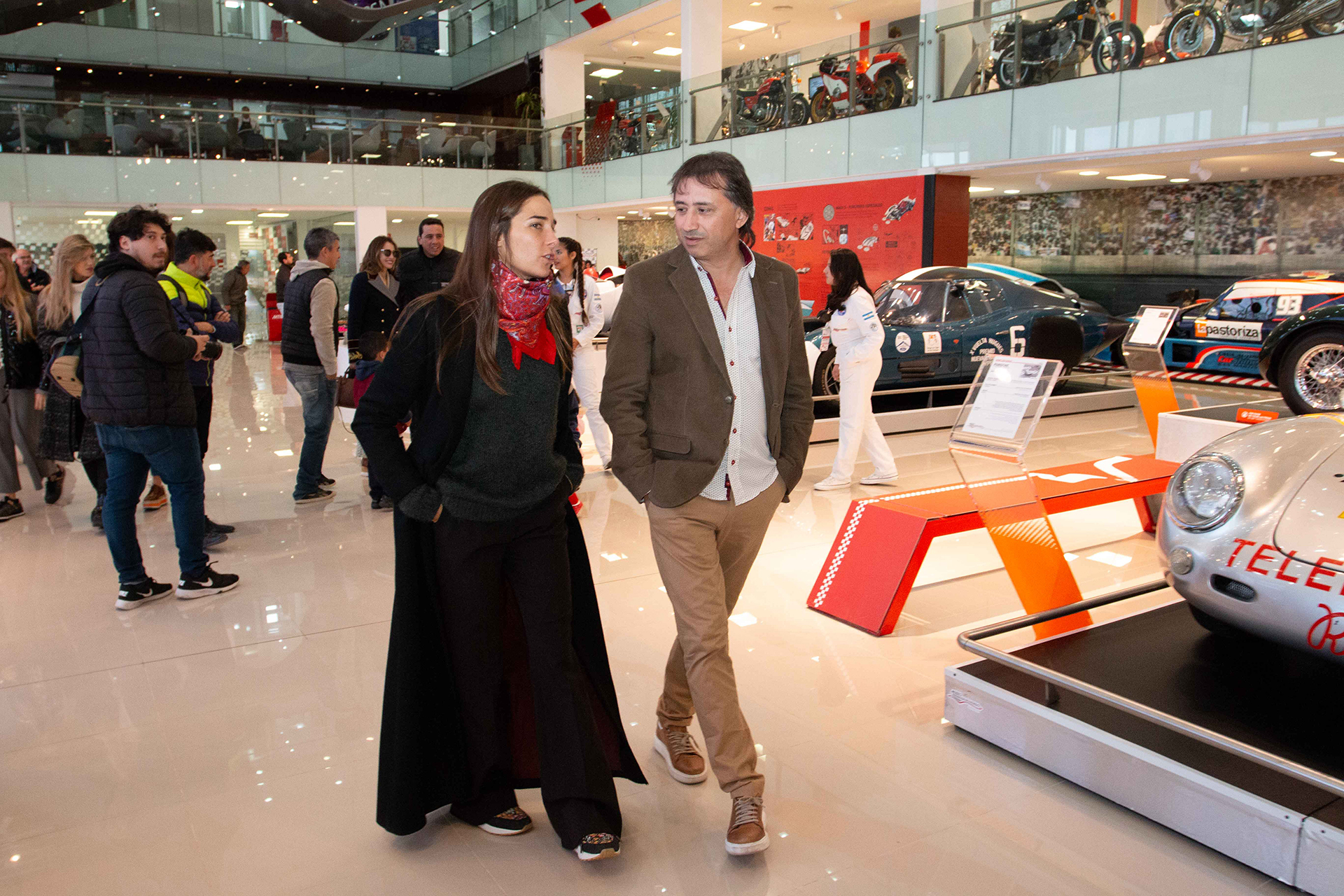 Juana Viale y Jalo Cano recorriendo el Museo